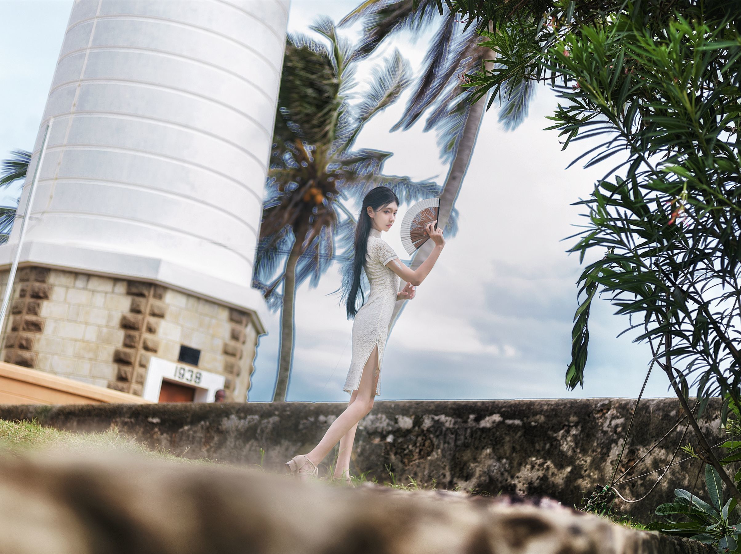 动漫博主南桃Momoko 街拍白旗袍 [11P]