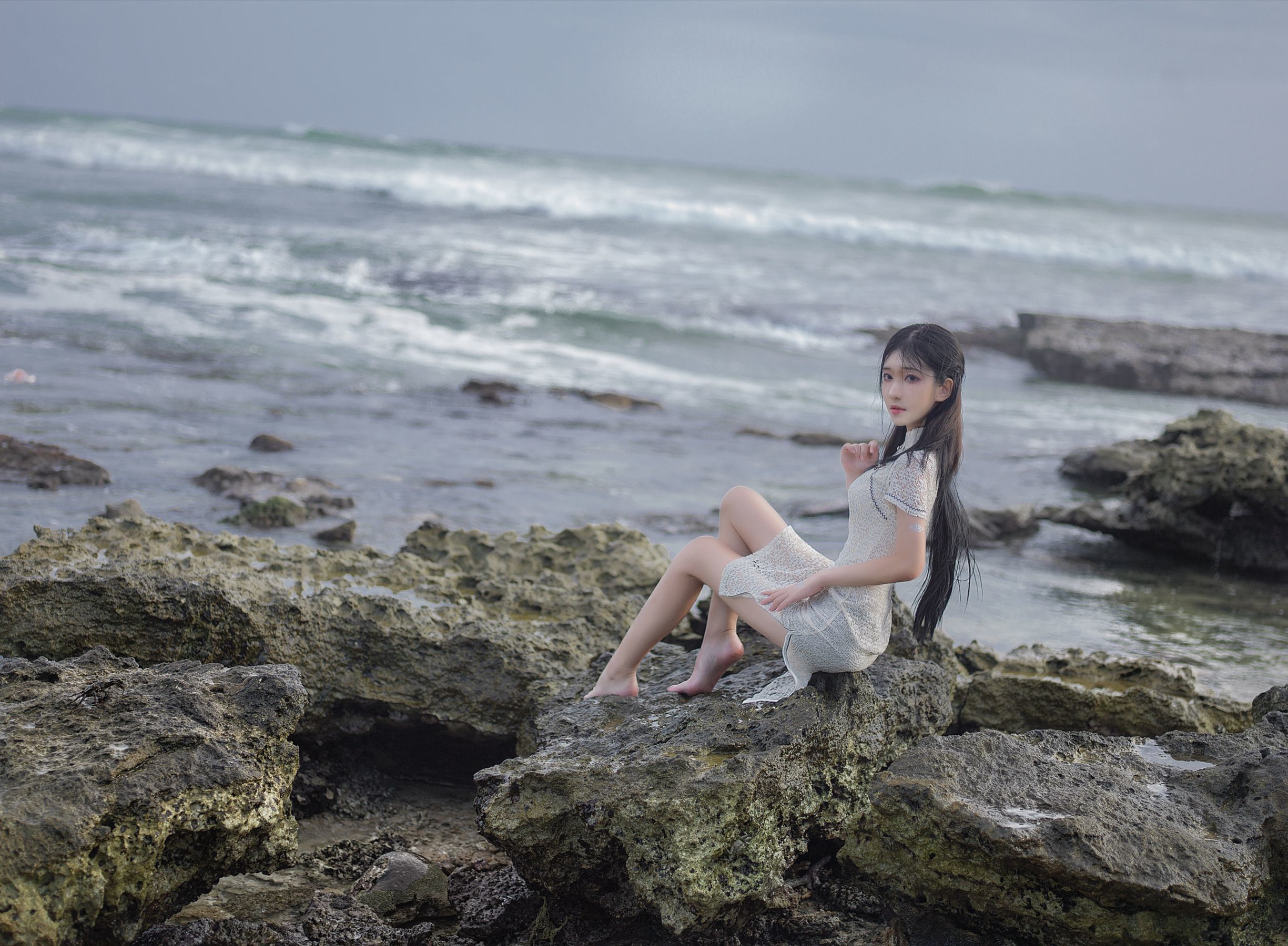 动漫博主南桃Momoko 街拍白旗袍 [11P]