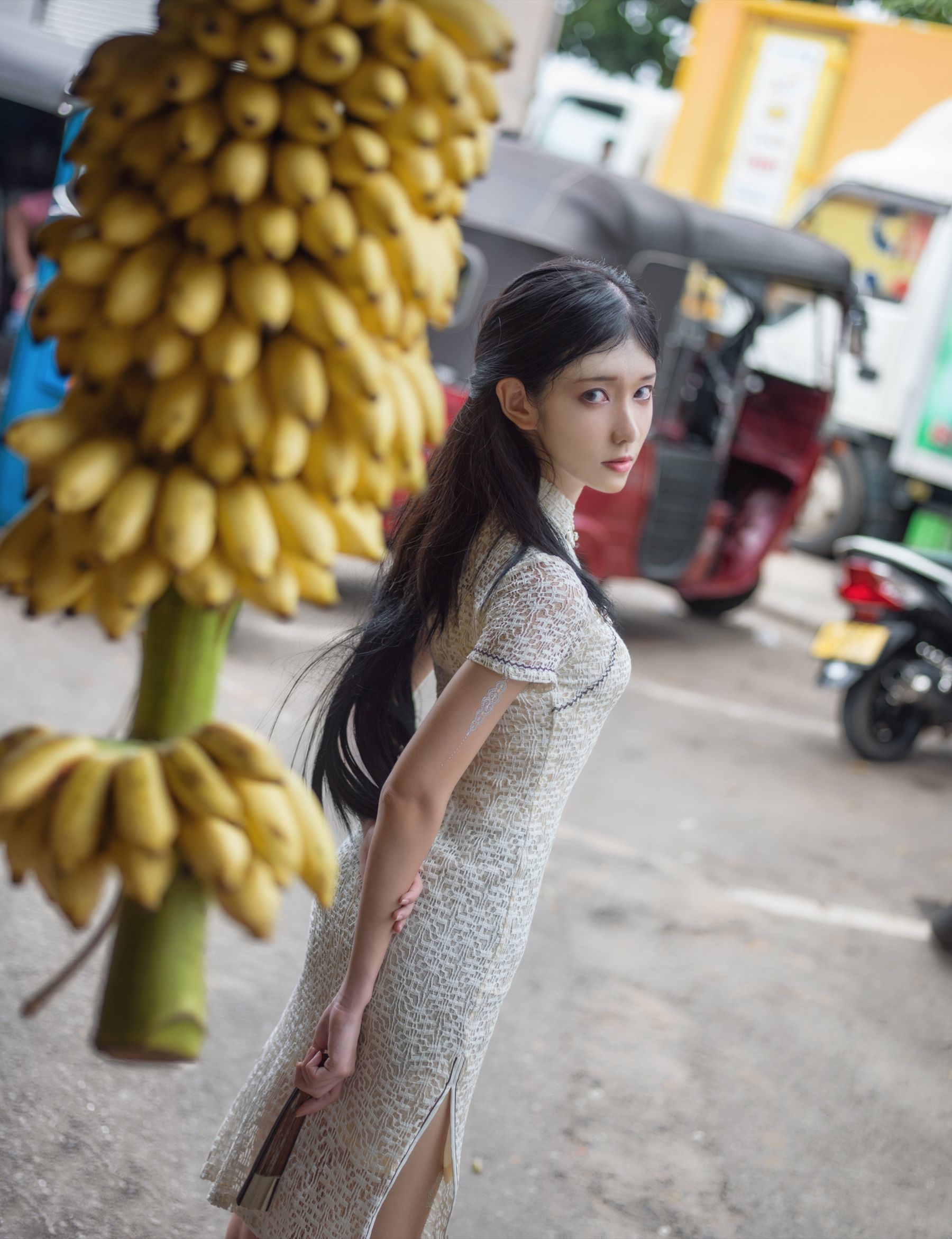 动漫博主南桃Momoko 街拍白旗袍 [11P]