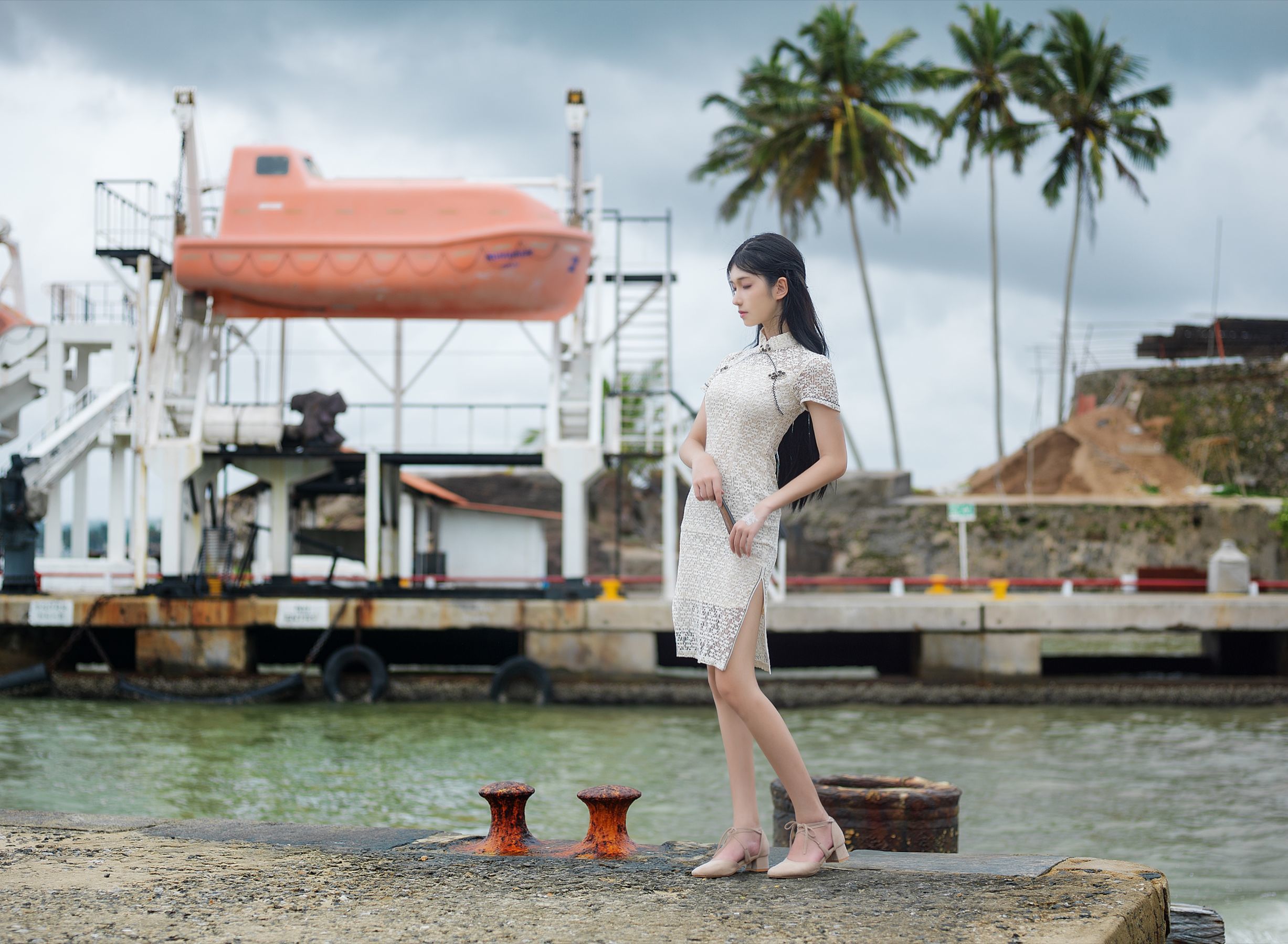 动漫博主南桃Momoko 街拍白旗袍 [11P]