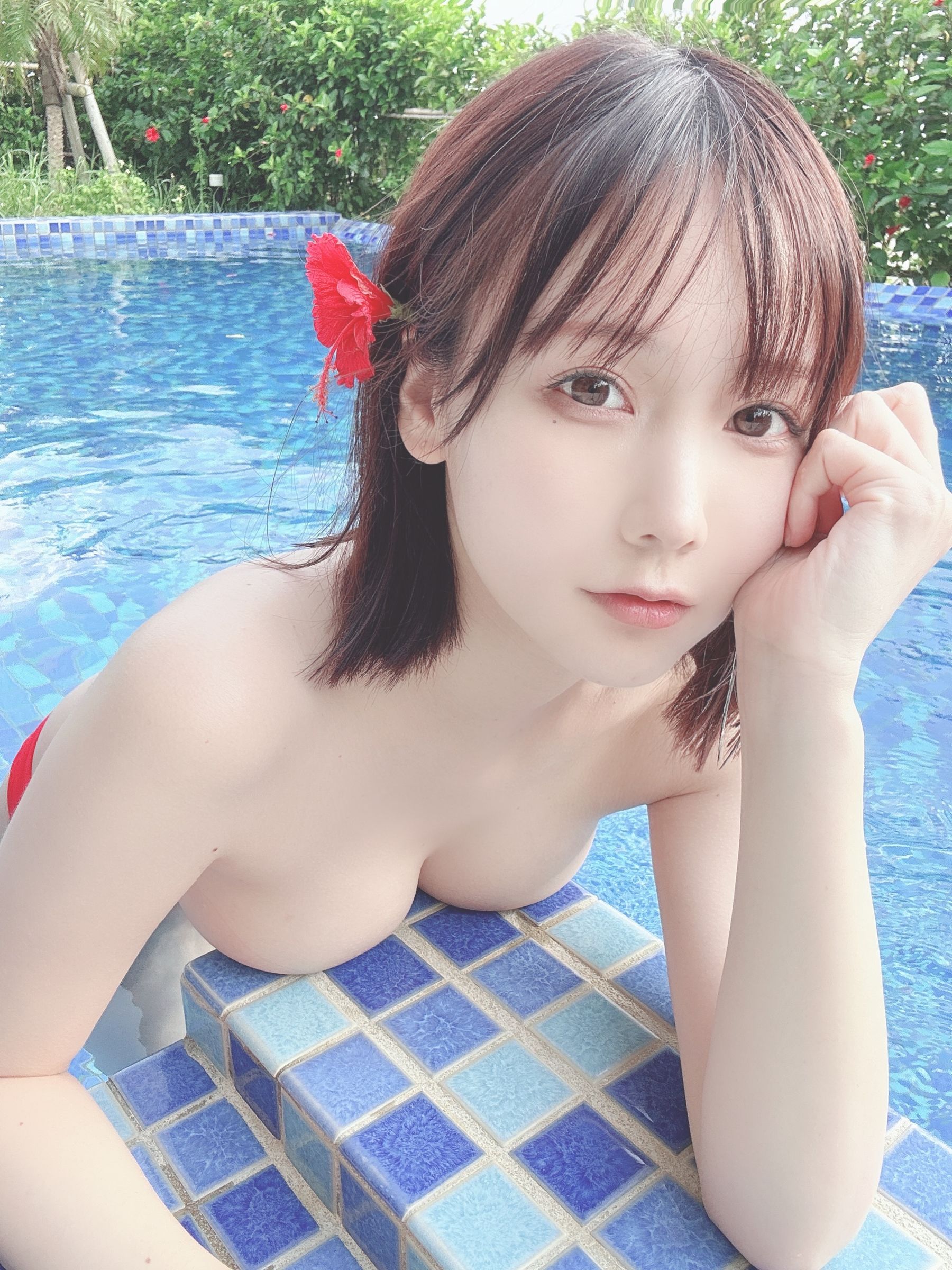 日本甜美COSER 红色的比基尼 [24P]