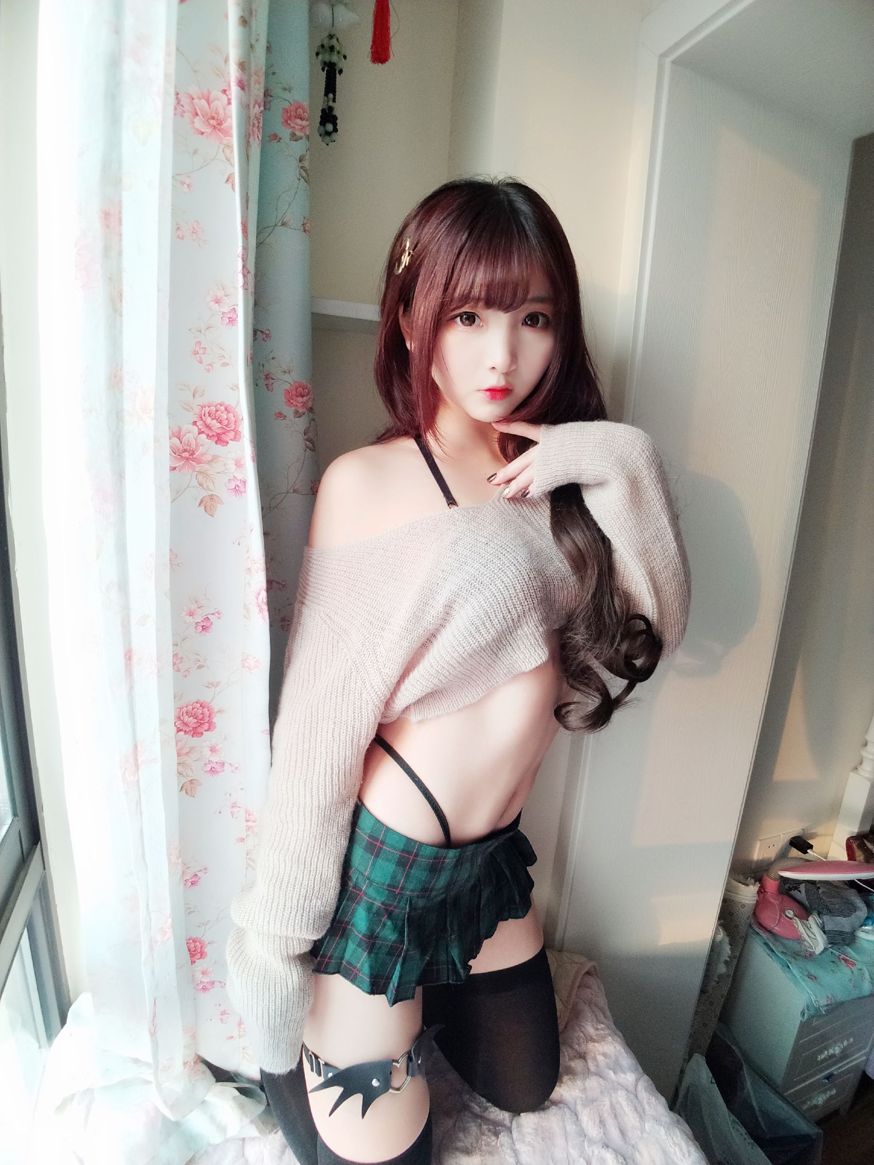 [Cosplay写真] 二次元美女古川kagura – 性感毛衣 [40P]