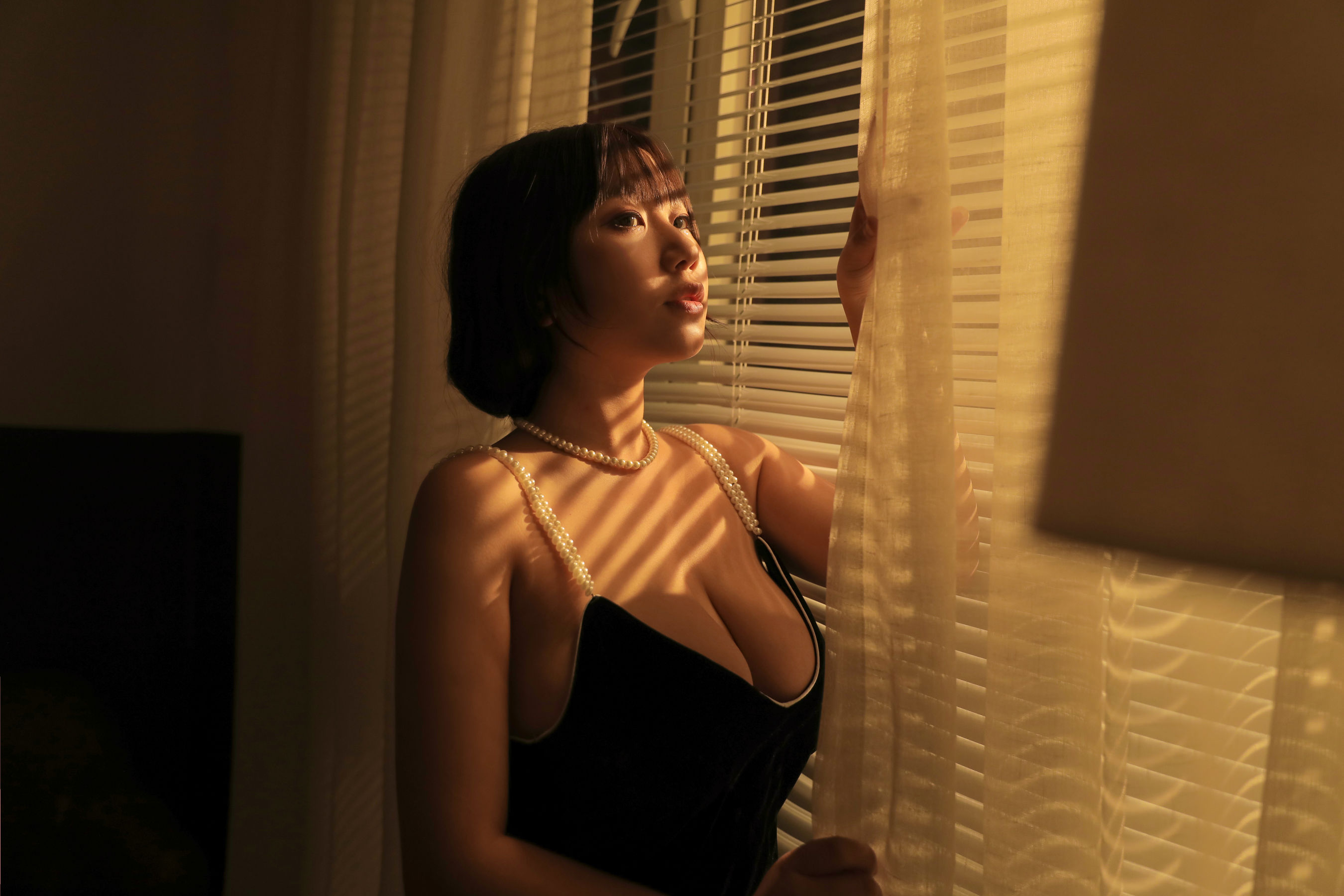 动漫博主穆零Mu0 – 港风黑色小吊带 [15P]