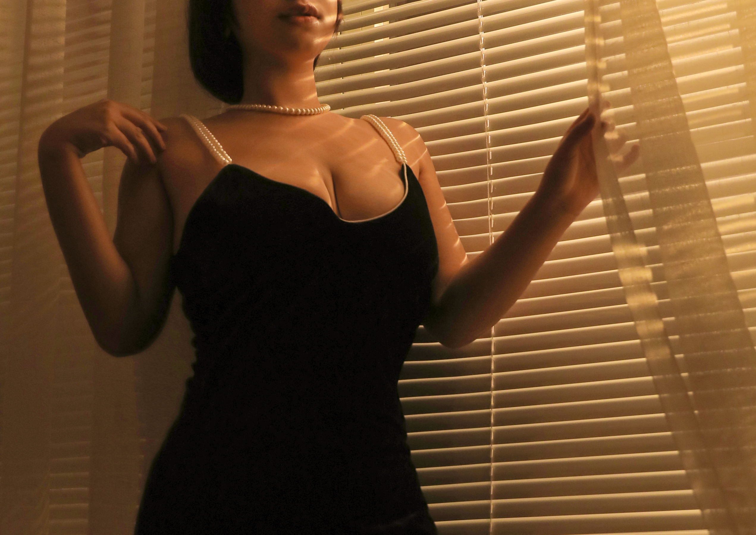 动漫博主穆零Mu0 – 港风黑色小吊带 [15P]