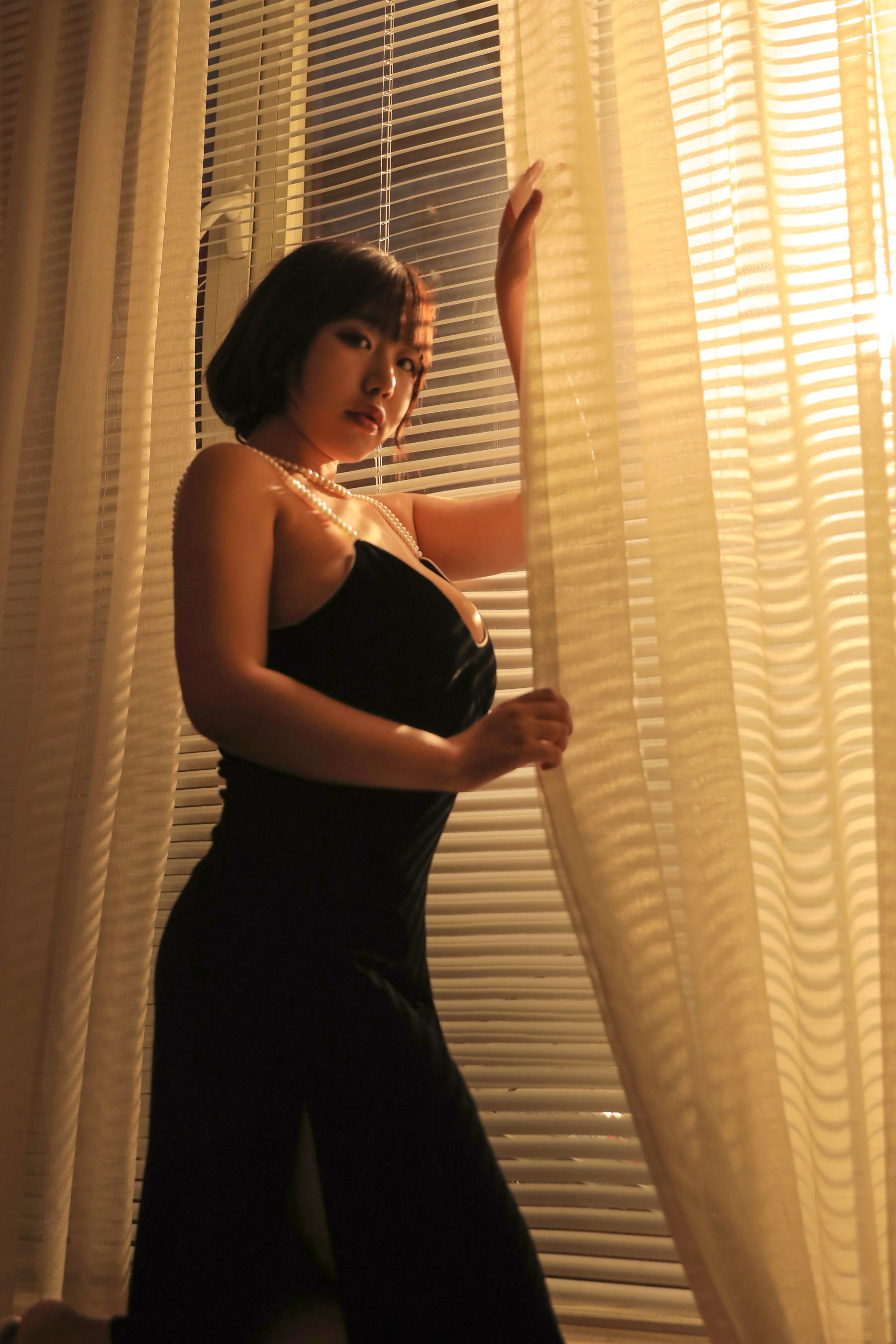 动漫博主穆零Mu0 – 港风黑色小吊带 [15P]