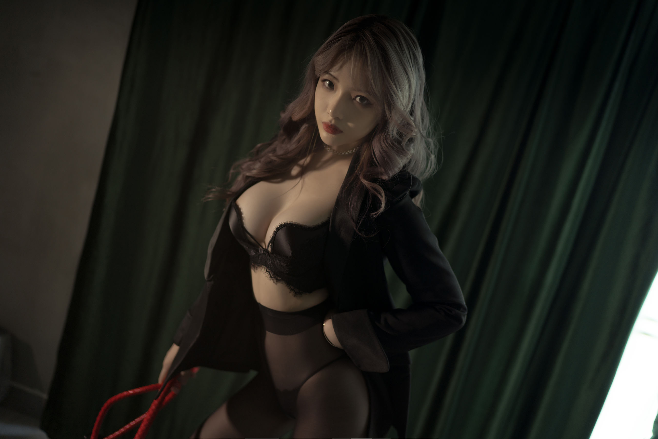 [Cosplay写真] 动漫博主雯妹 – 黑丝西装 [25P]