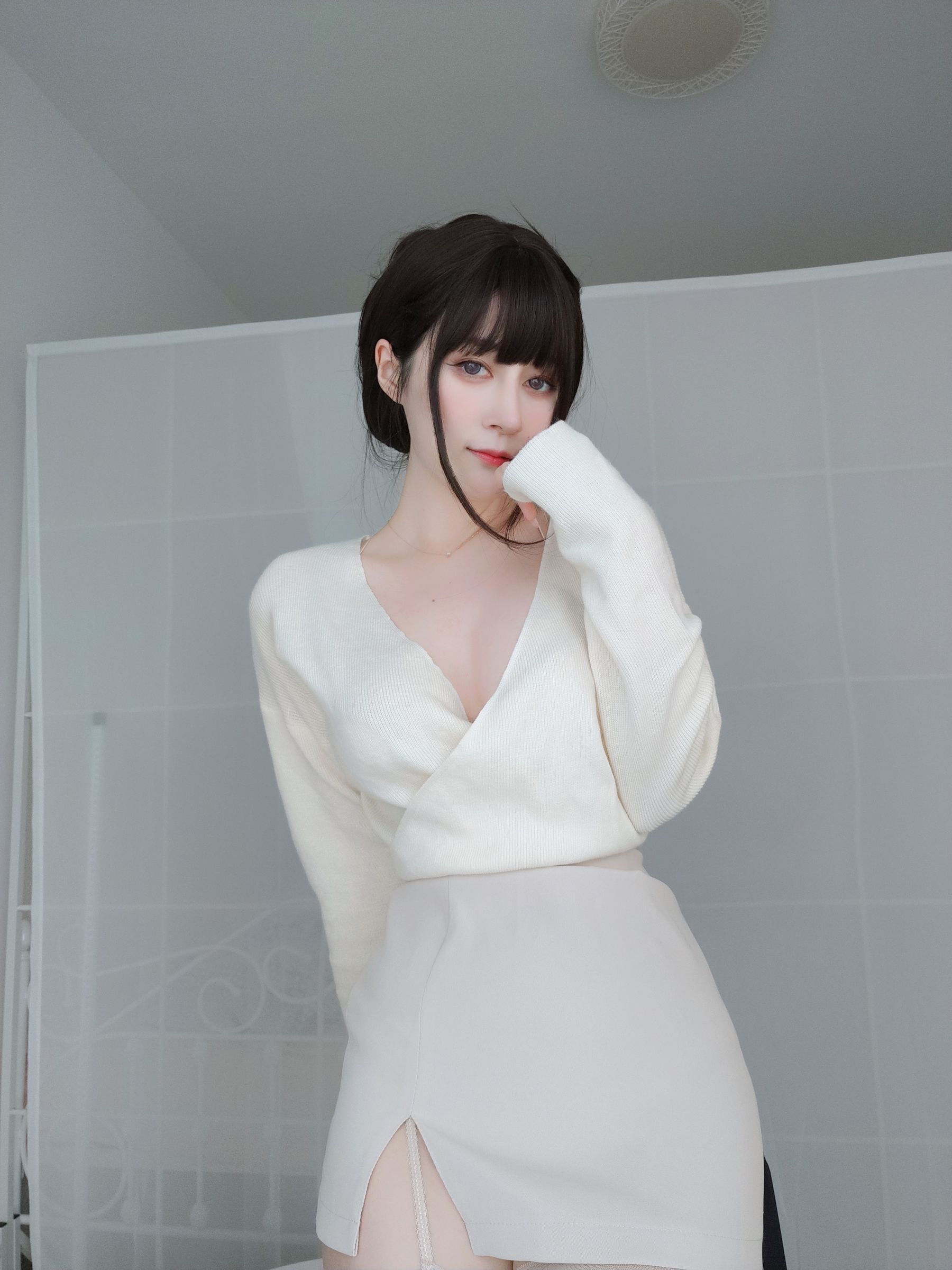 Coser小姐姐白银 – OL丝情 [24P]