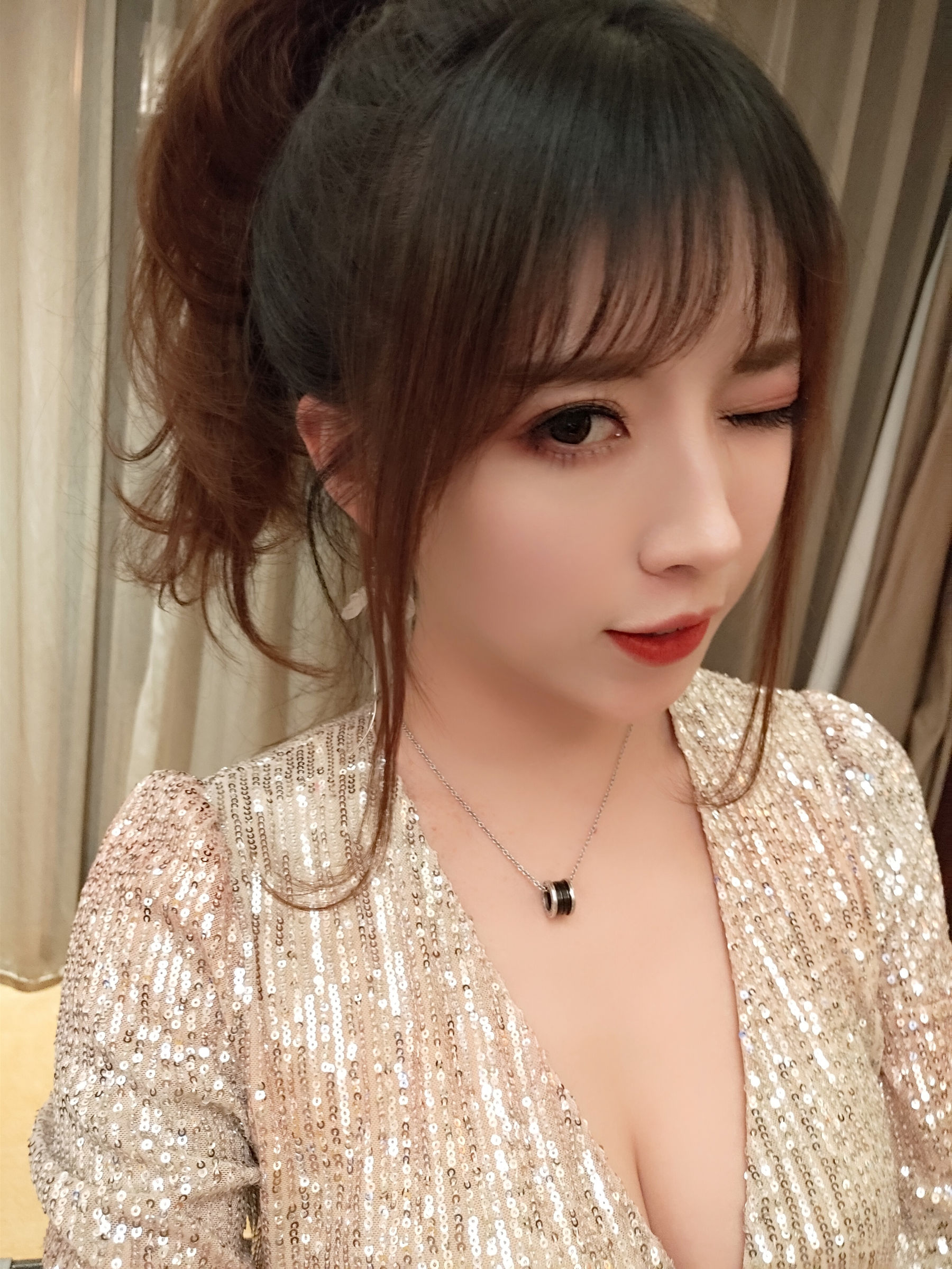 斗鱼主播小女巫露娜 – 亮片裙肉丝 [22P]