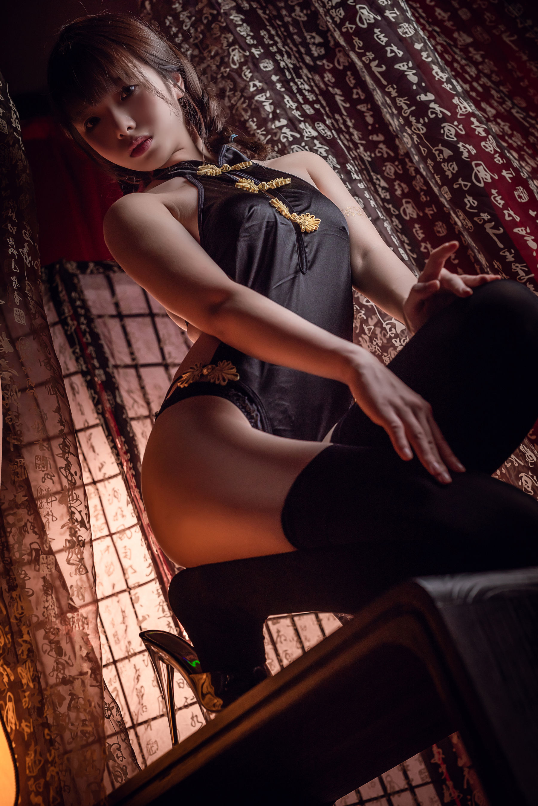 [萝莉COS] 雯妹 – 黑丝肚兜 [12P]