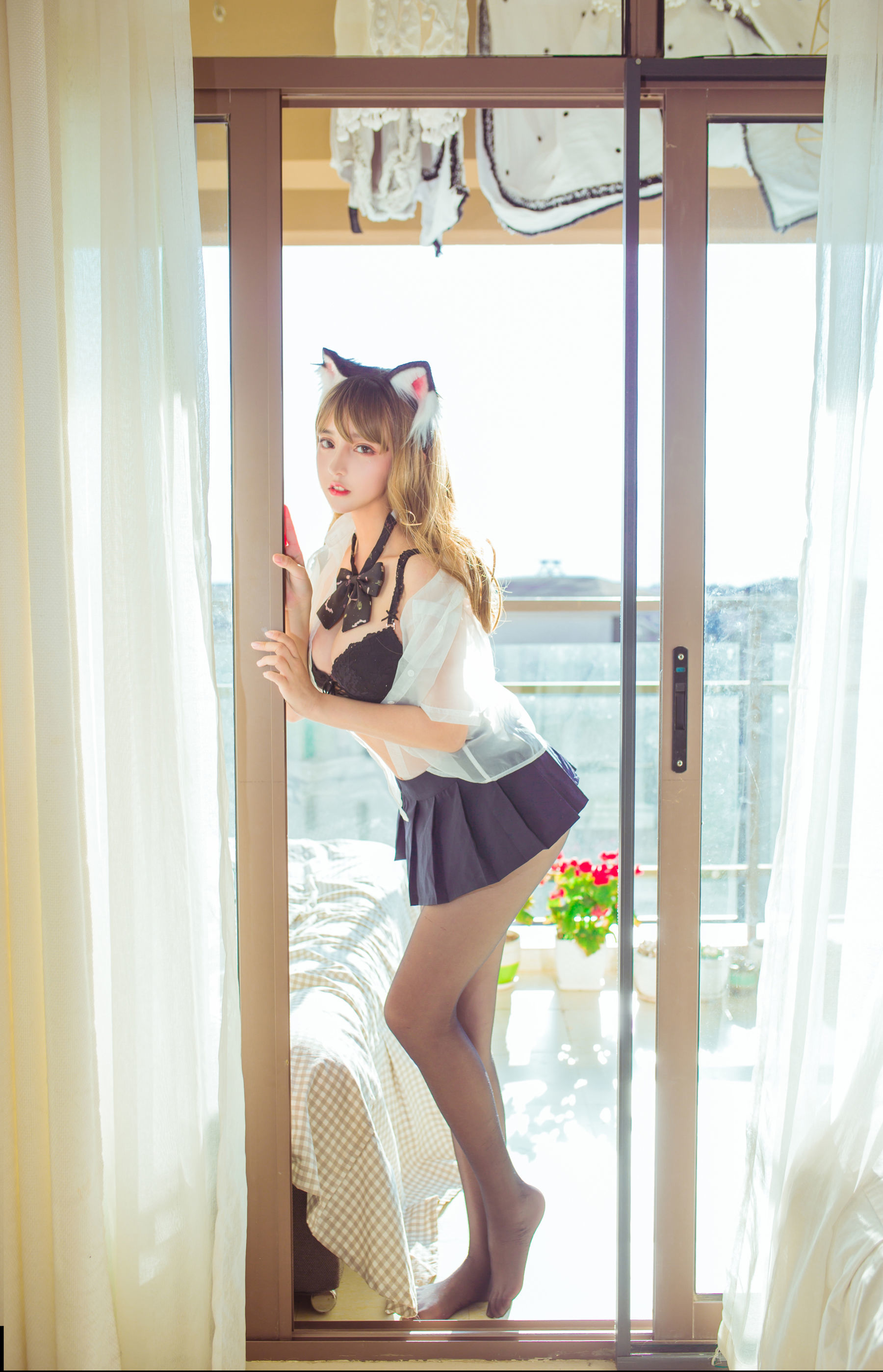 [萝莉COS] 斗鱼米线线sama – 阳台黑丝性感猫咪 [24P]