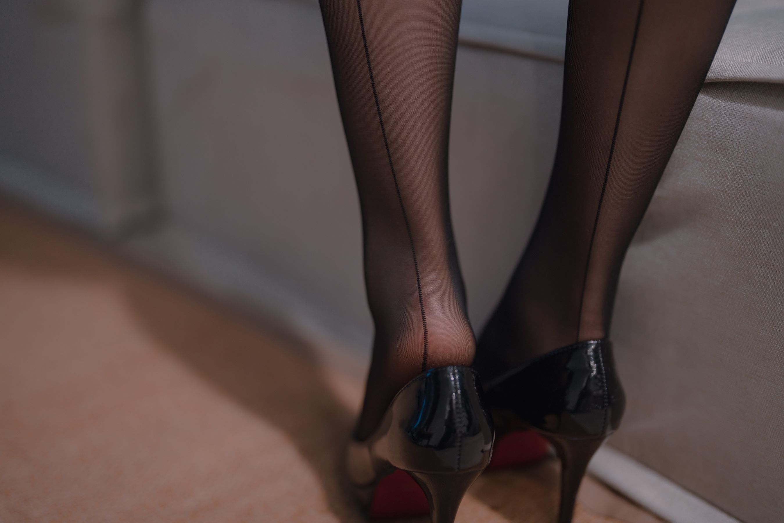 轩萧学姐 – 竖线丝袜 [12P]