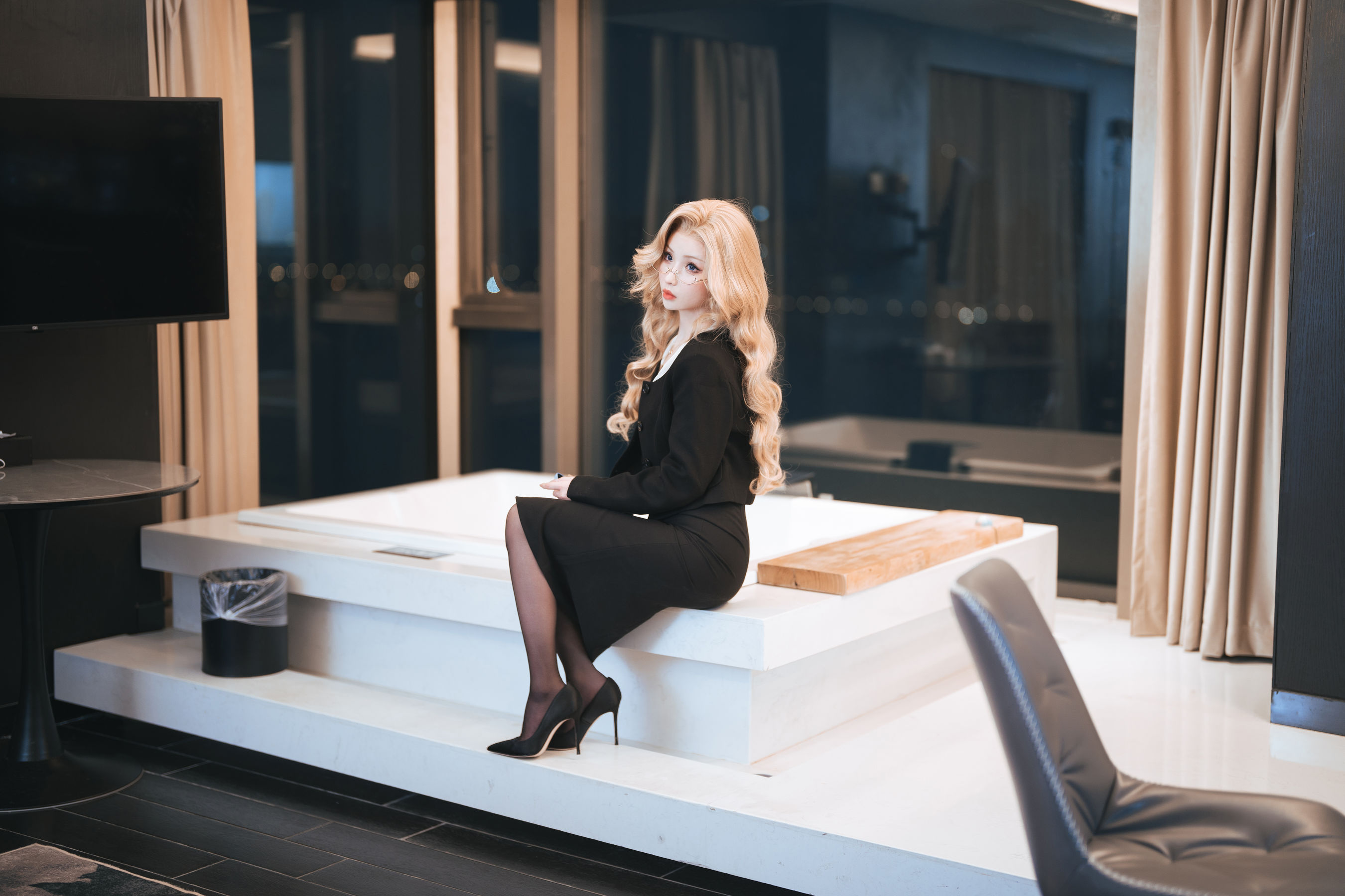 COS福利rioko凉凉子 – 女上司单人版 [55P]