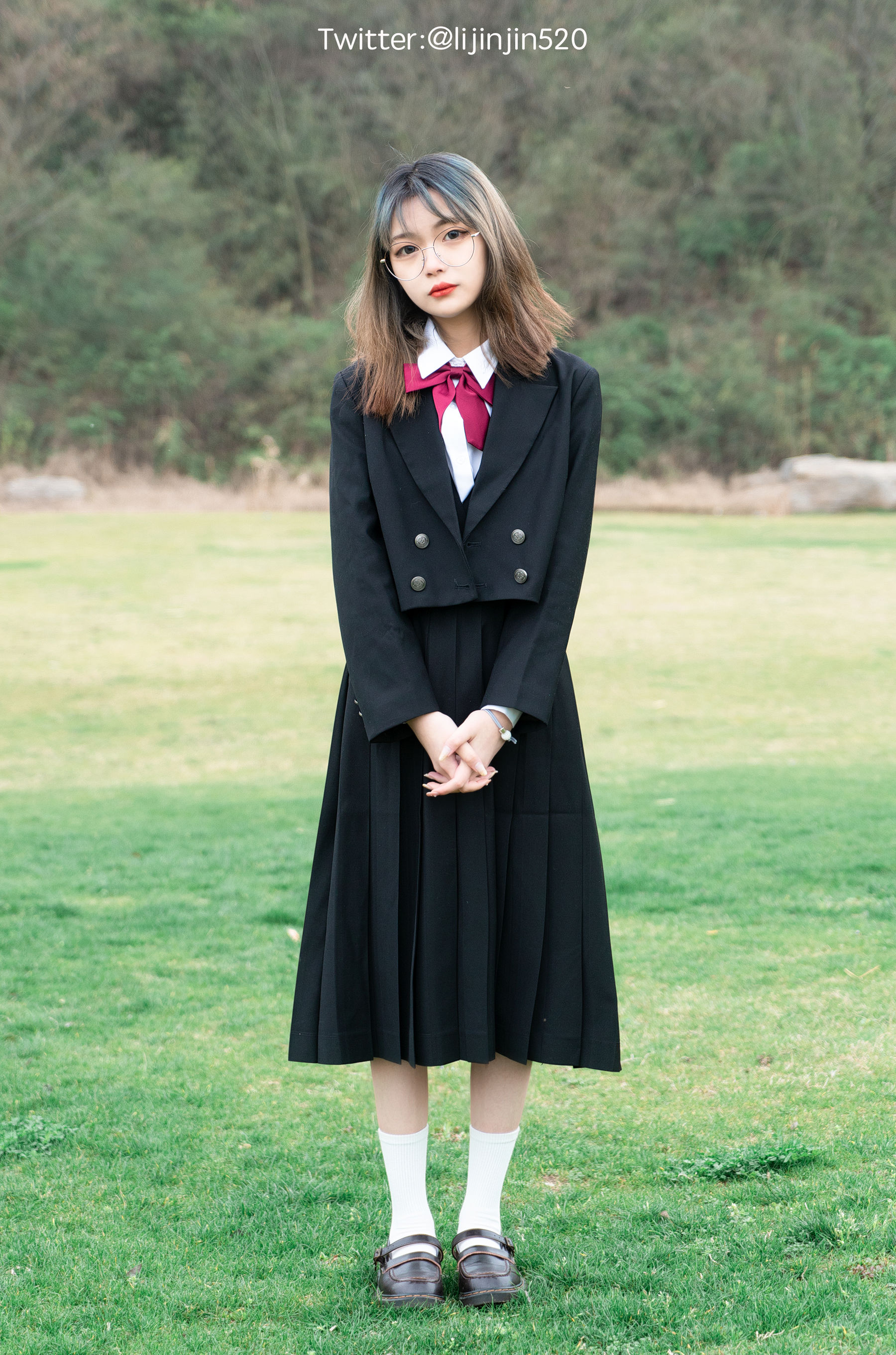 梨瑾瑾 – 户外黑长服 [20P]