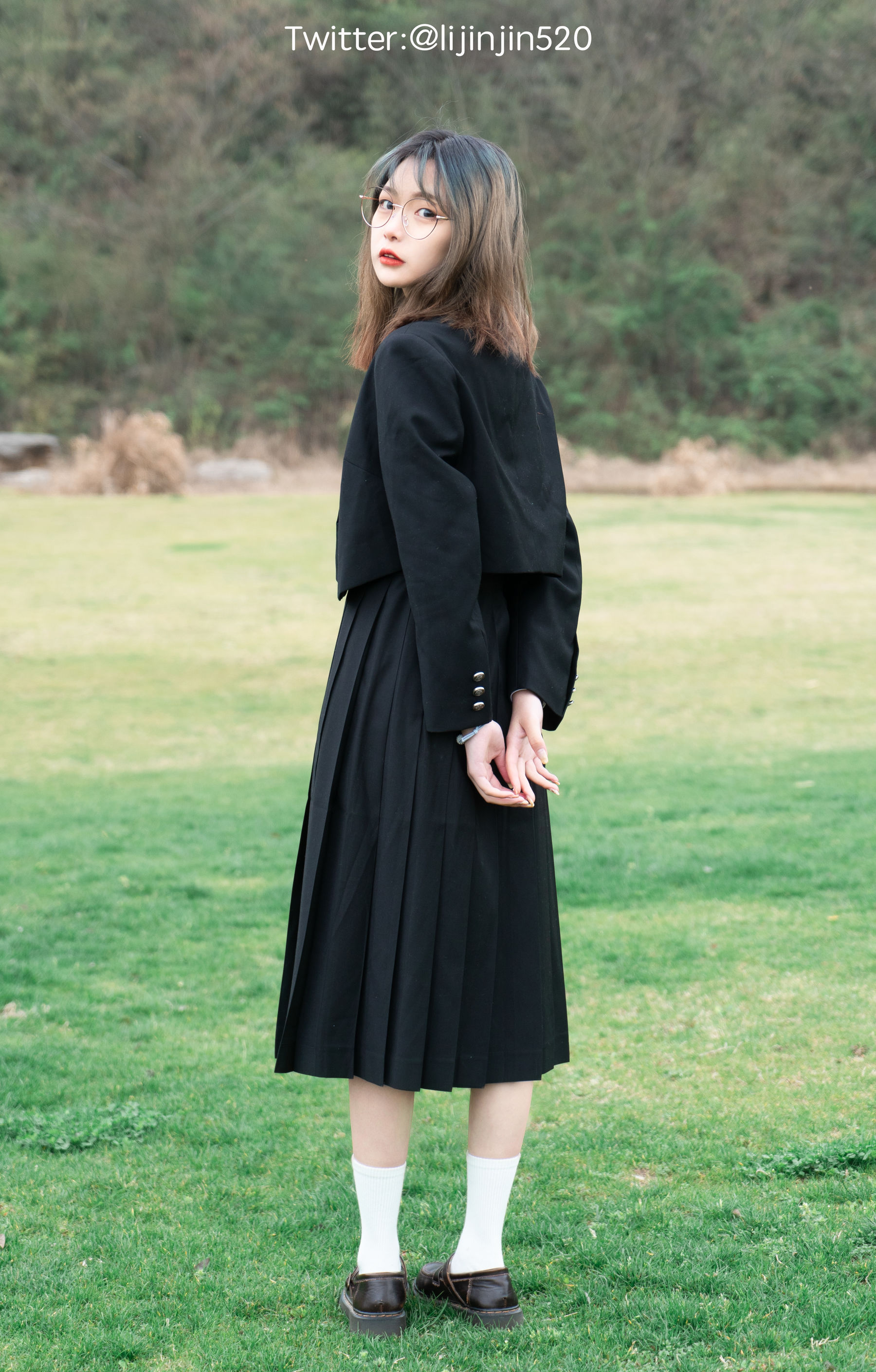 梨瑾瑾 – 户外黑长服 [20P]