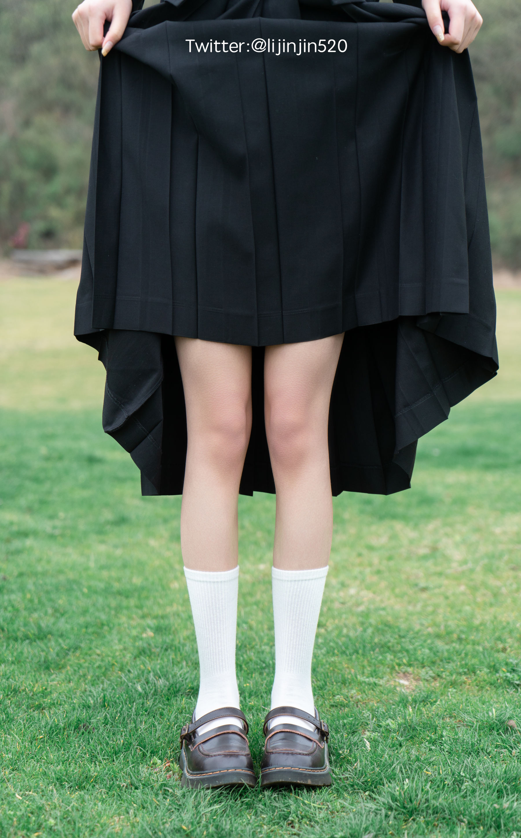 梨瑾瑾 – 户外黑长服 [20P]