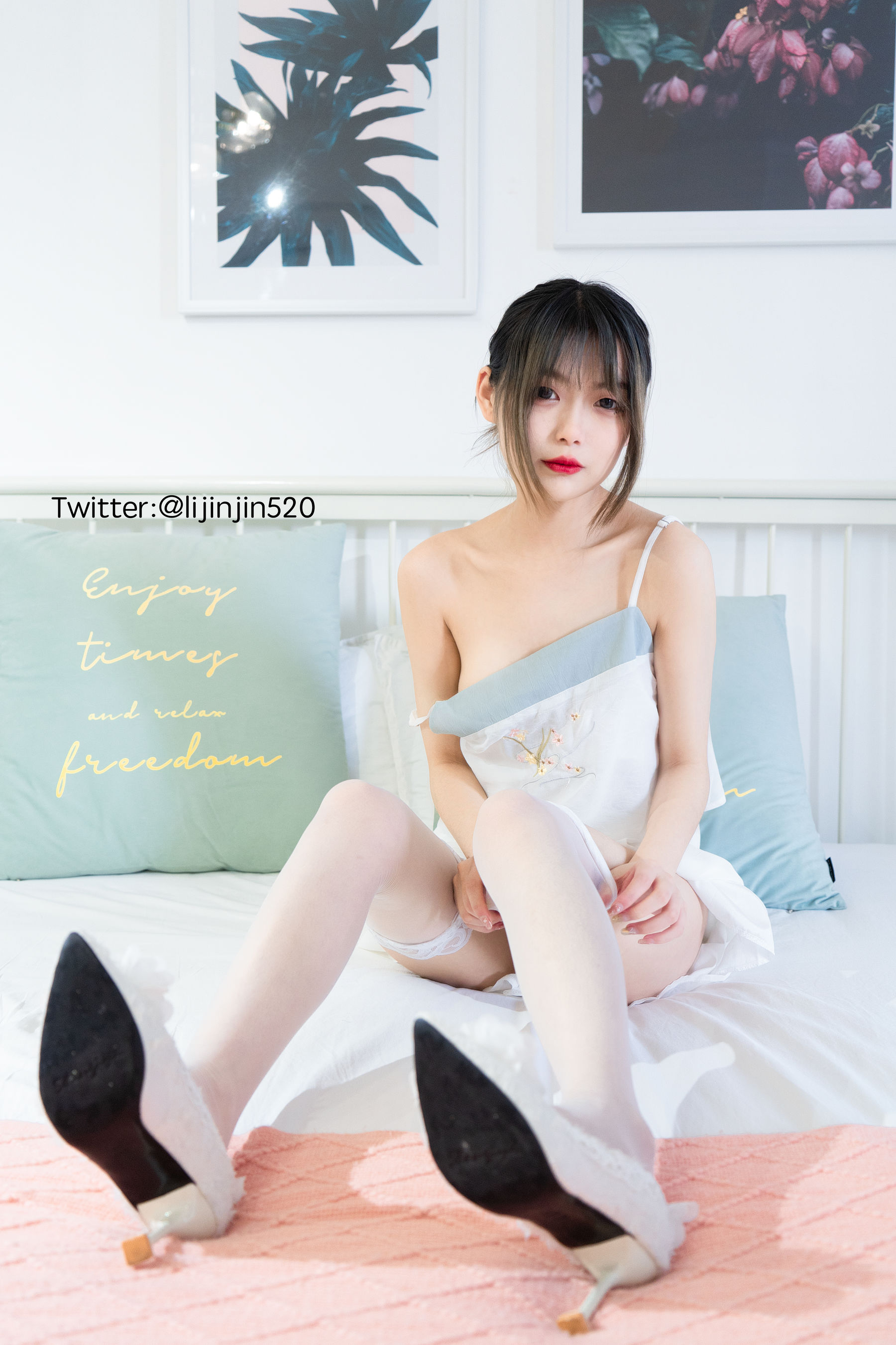 梨瑾瑾 – 室内吊带裙 [20P]