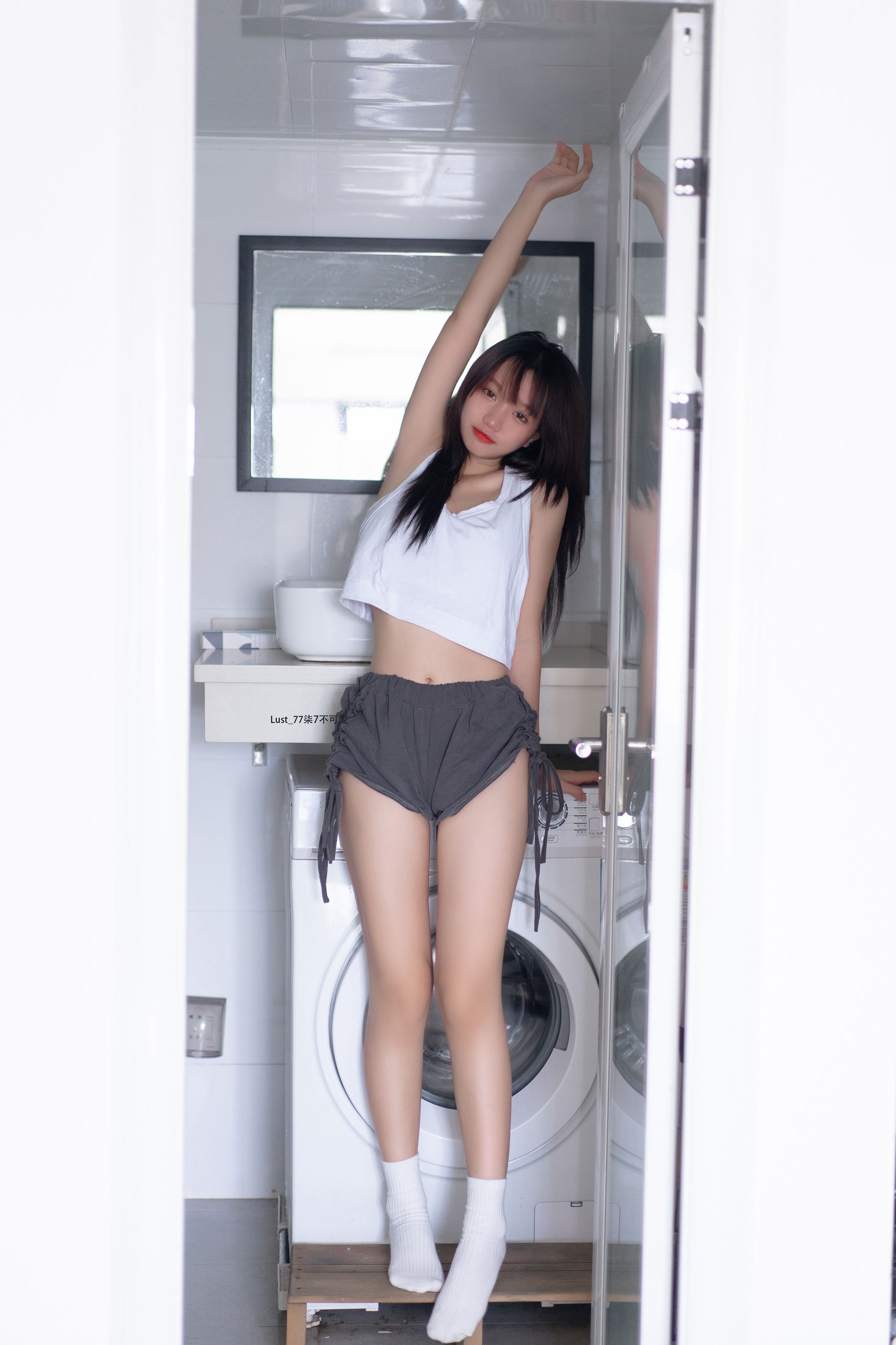 动漫博主柒柒要乖哦 – 初恋背心 [111P]