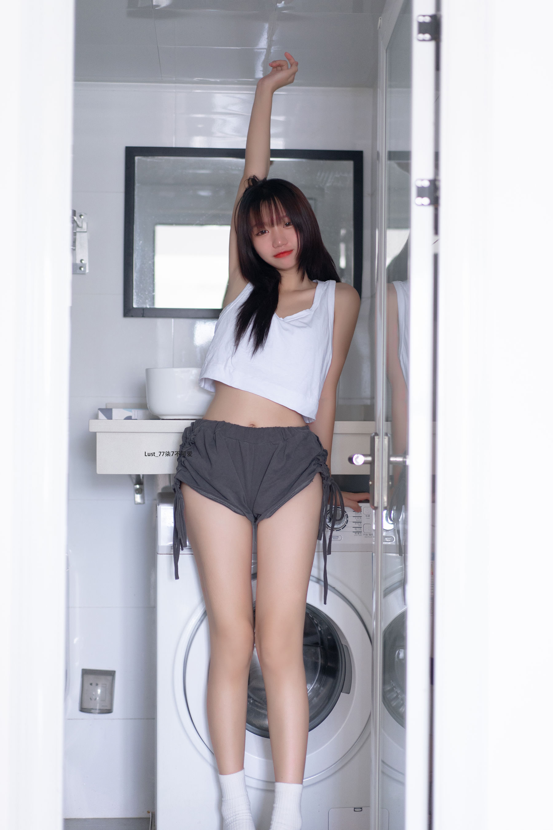 动漫博主柒柒要乖哦 – 初恋背心 [111P]