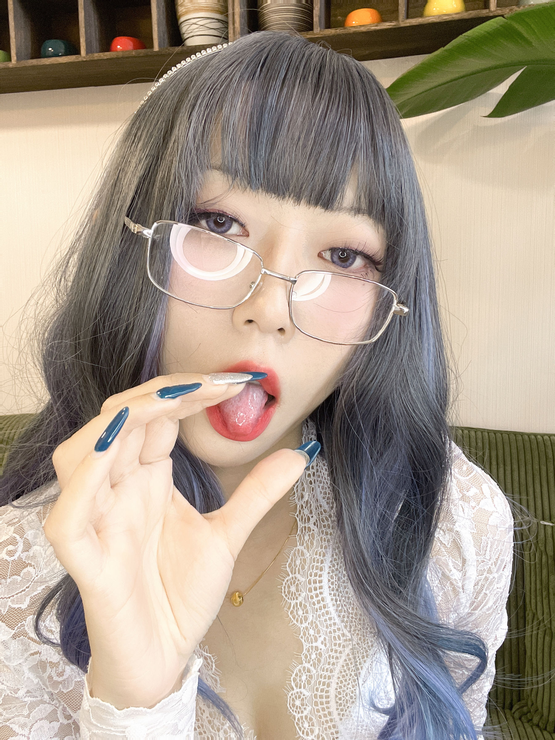 动漫博主Money冷冷 – 白蕾丝长裙 [73P]