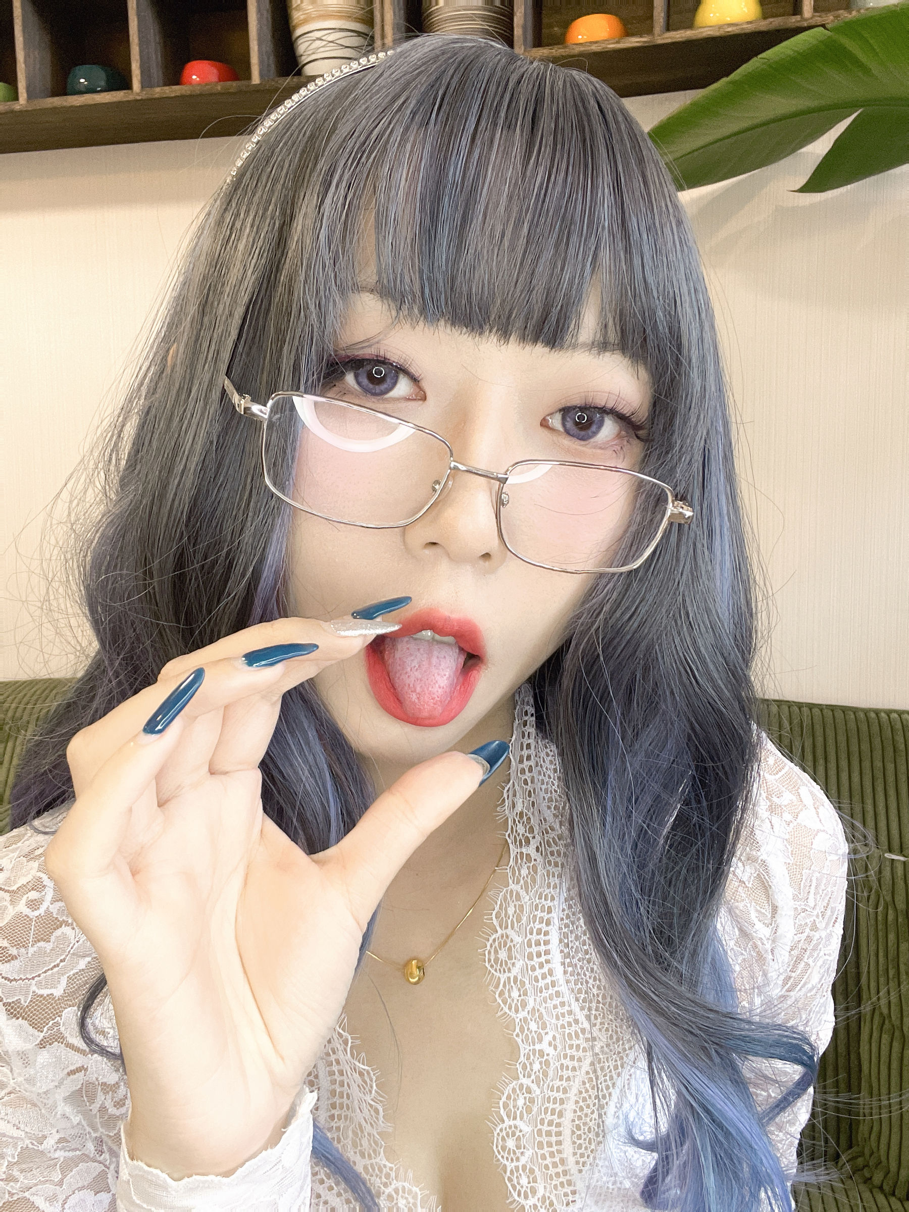 动漫博主Money冷冷 – 白蕾丝长裙 [73P]