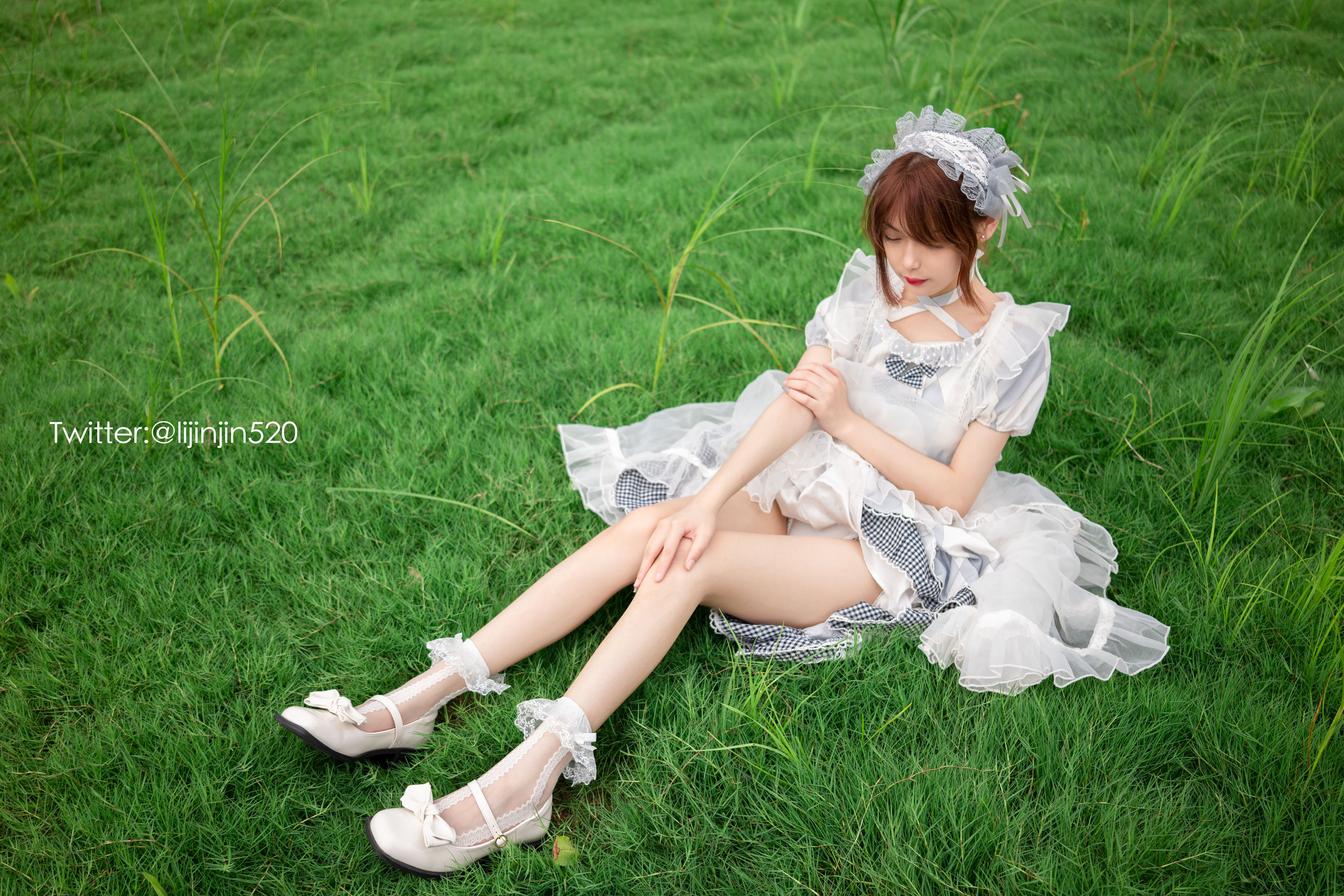 梨瑾瑾 – 草地 [22P]