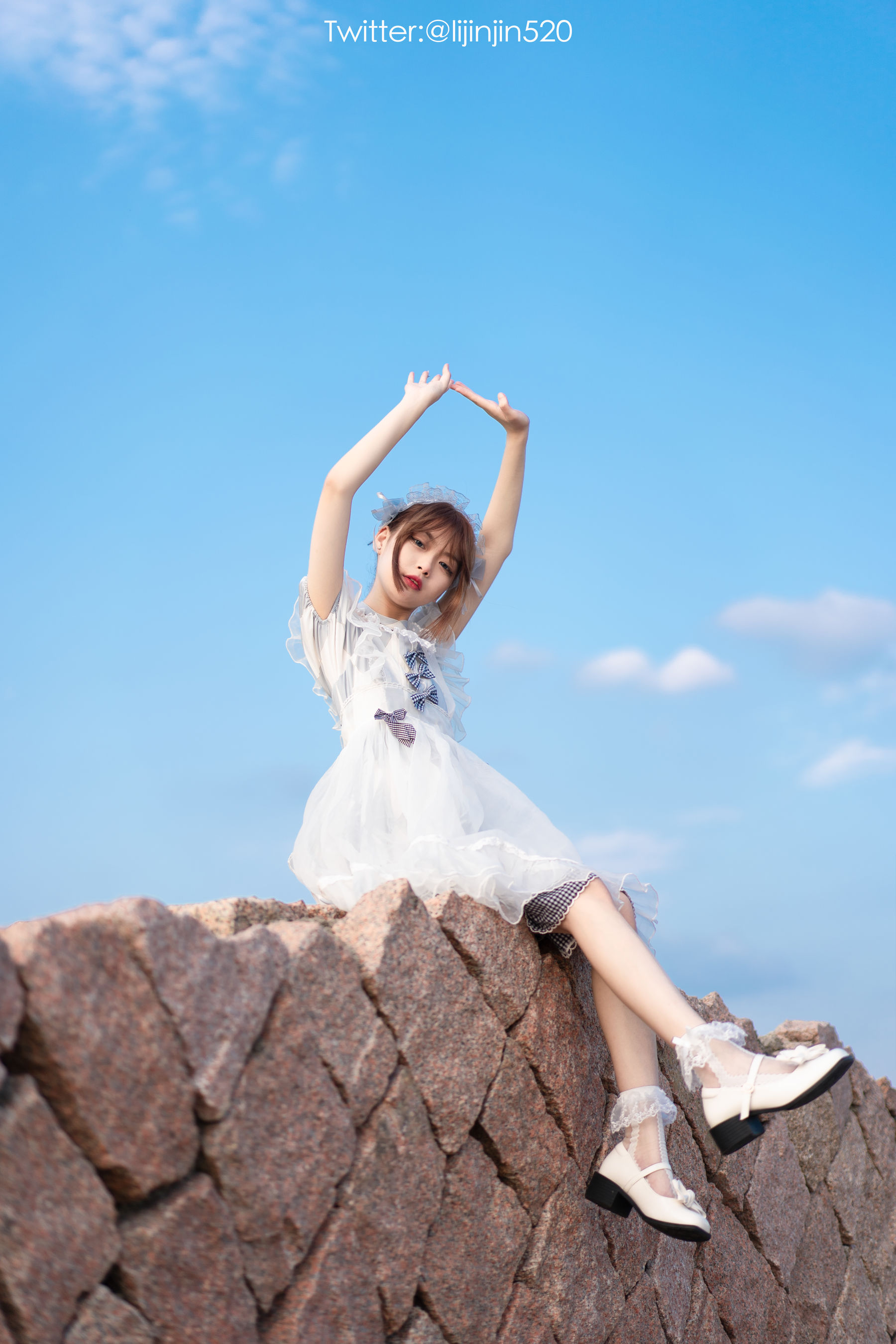 梨瑾瑾 – 草地 [22P]