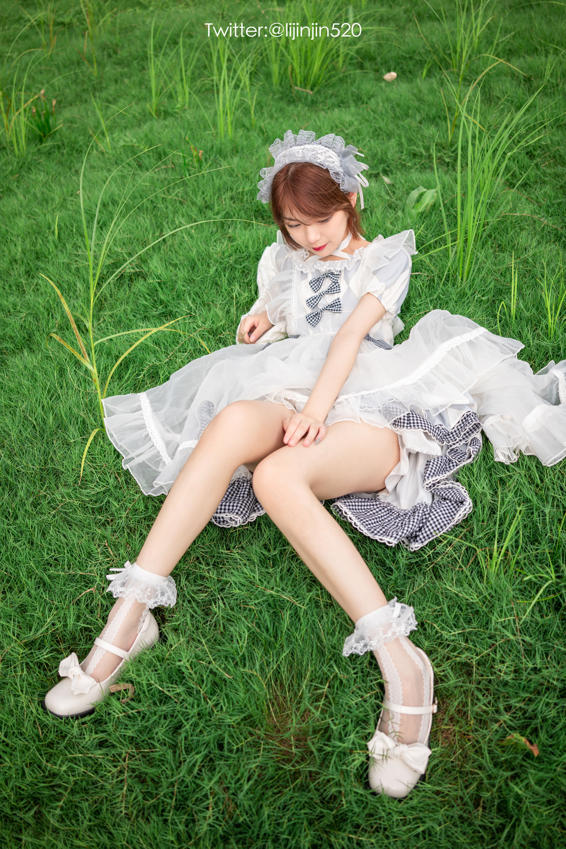 梨瑾瑾 – 草地 [22P]