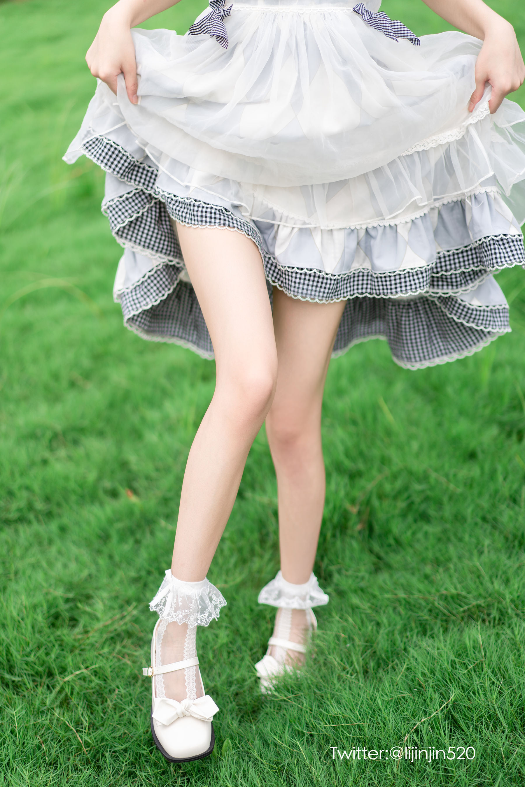 梨瑾瑾 – 草地 [22P]