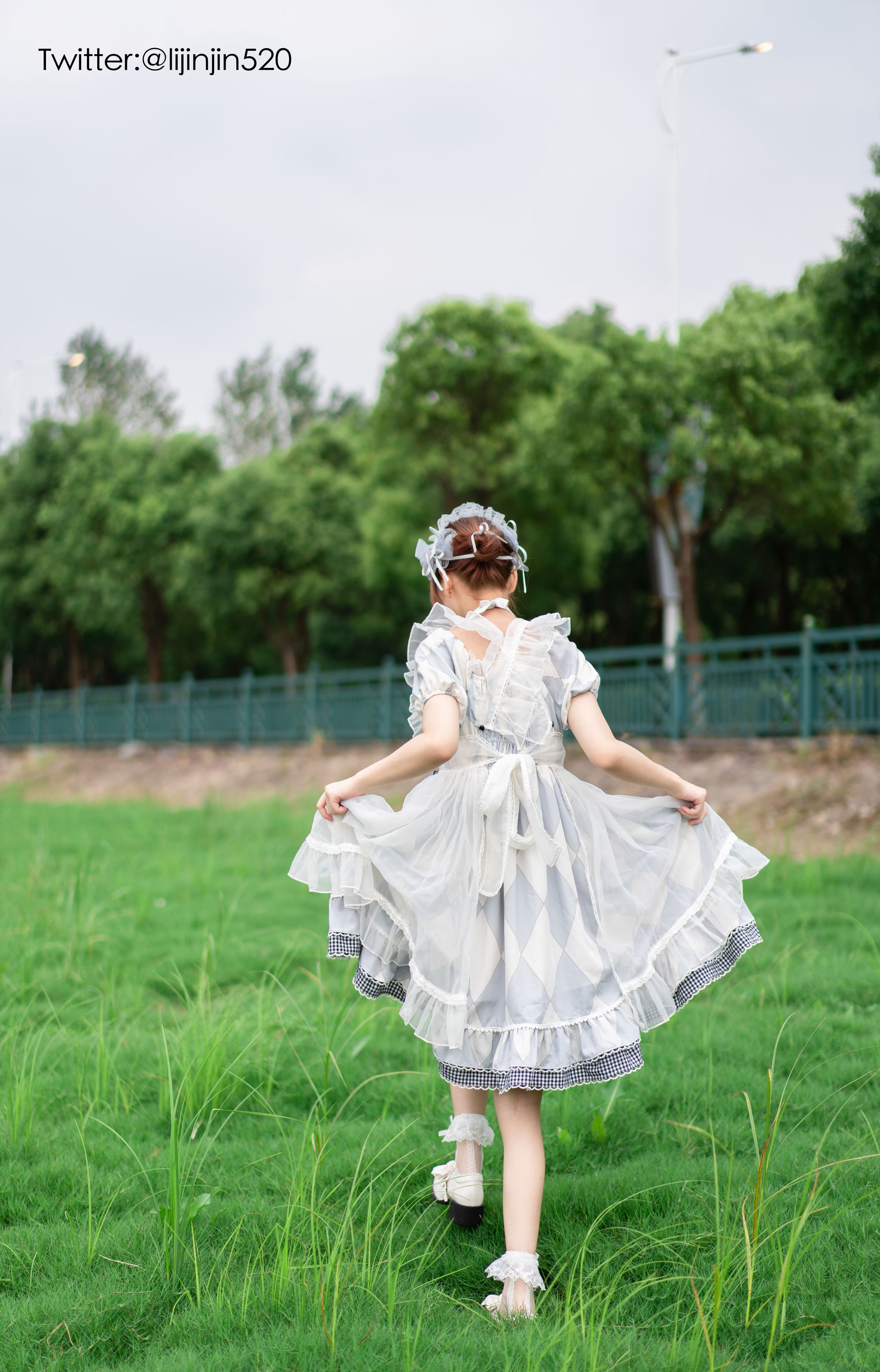 梨瑾瑾 – 草地 [22P]