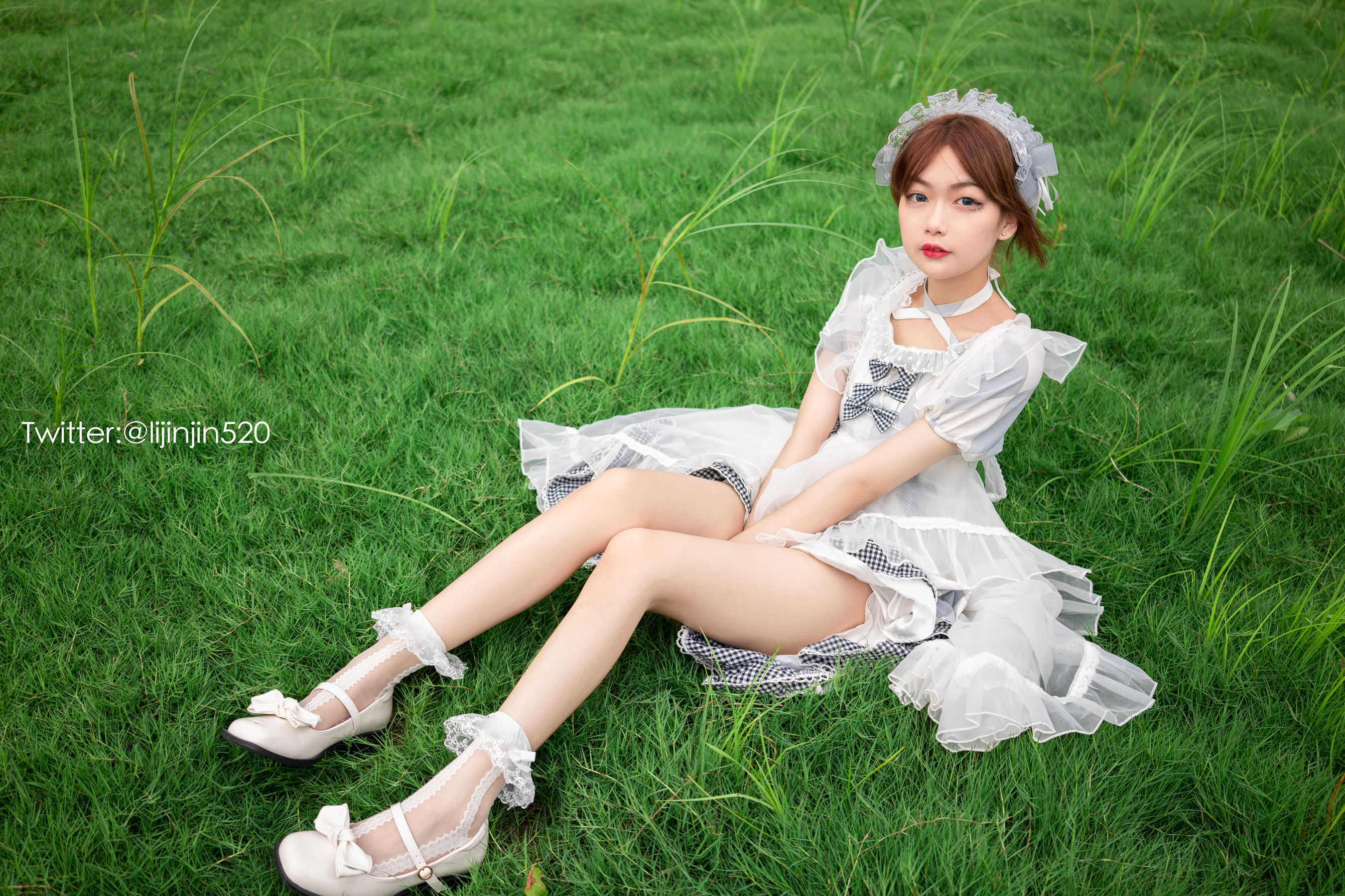 梨瑾瑾 – 草地 [22P]