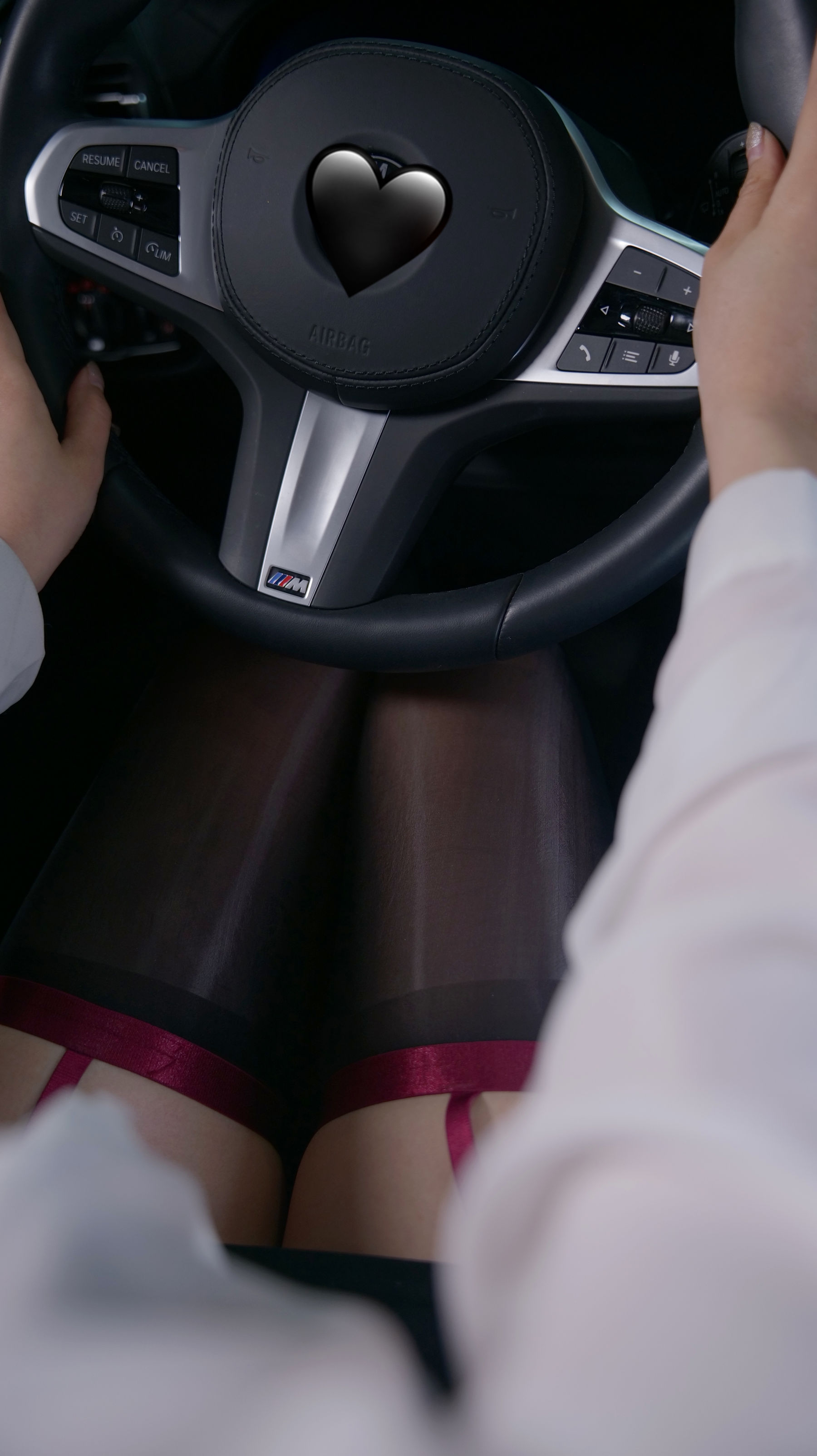 小须须 – 香车美人 [22P]