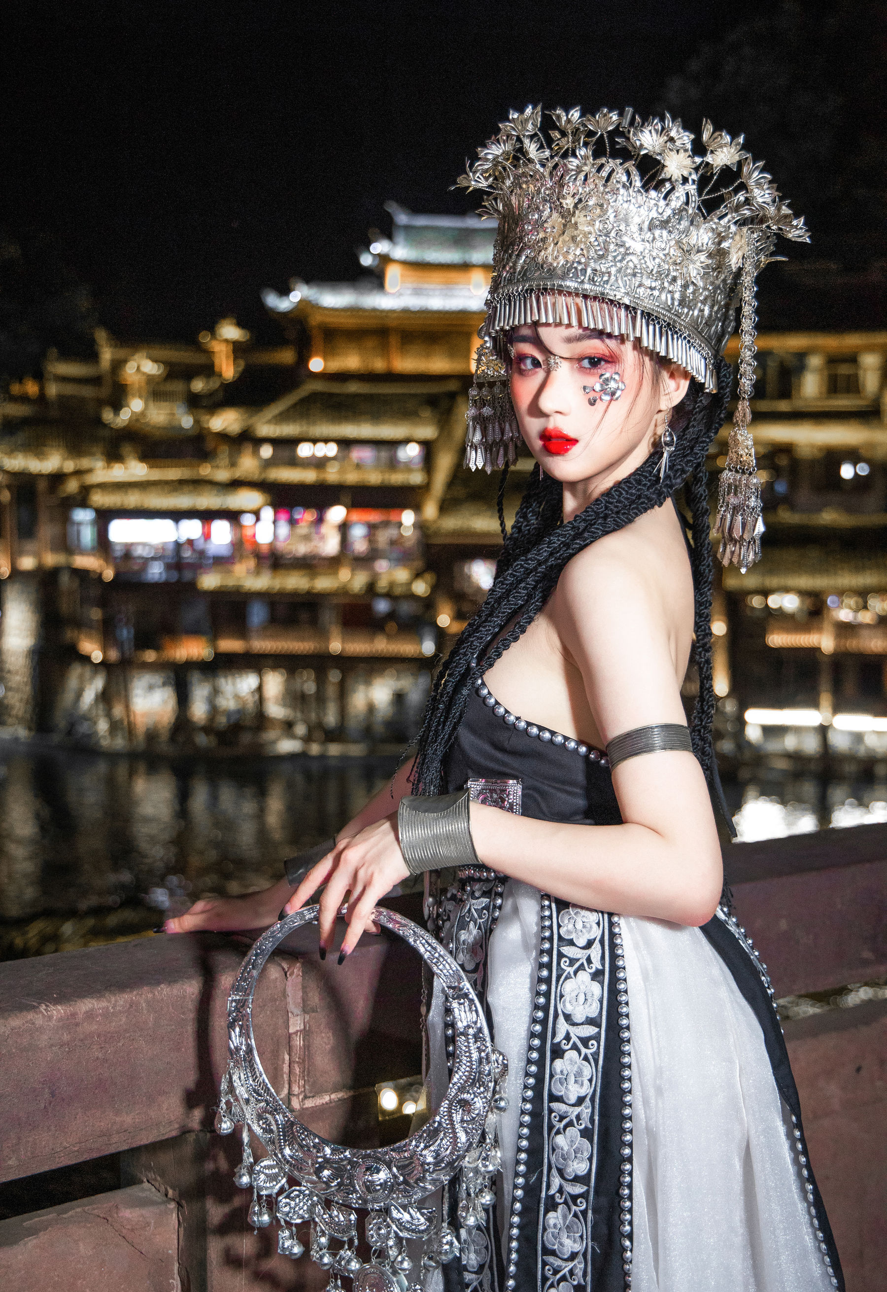 瓦斯塔亚小龙虾 – 苗疆女子 [18P]