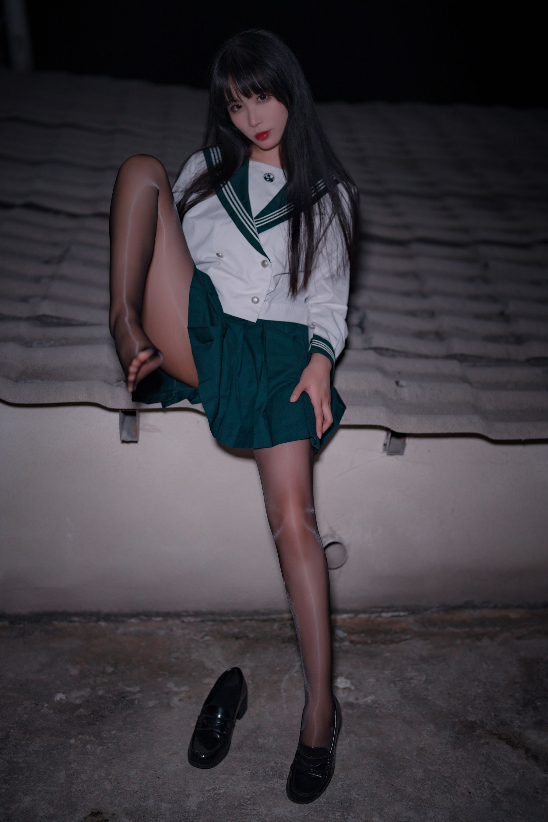 轩萧学姐 – 屋顶JK [11P]