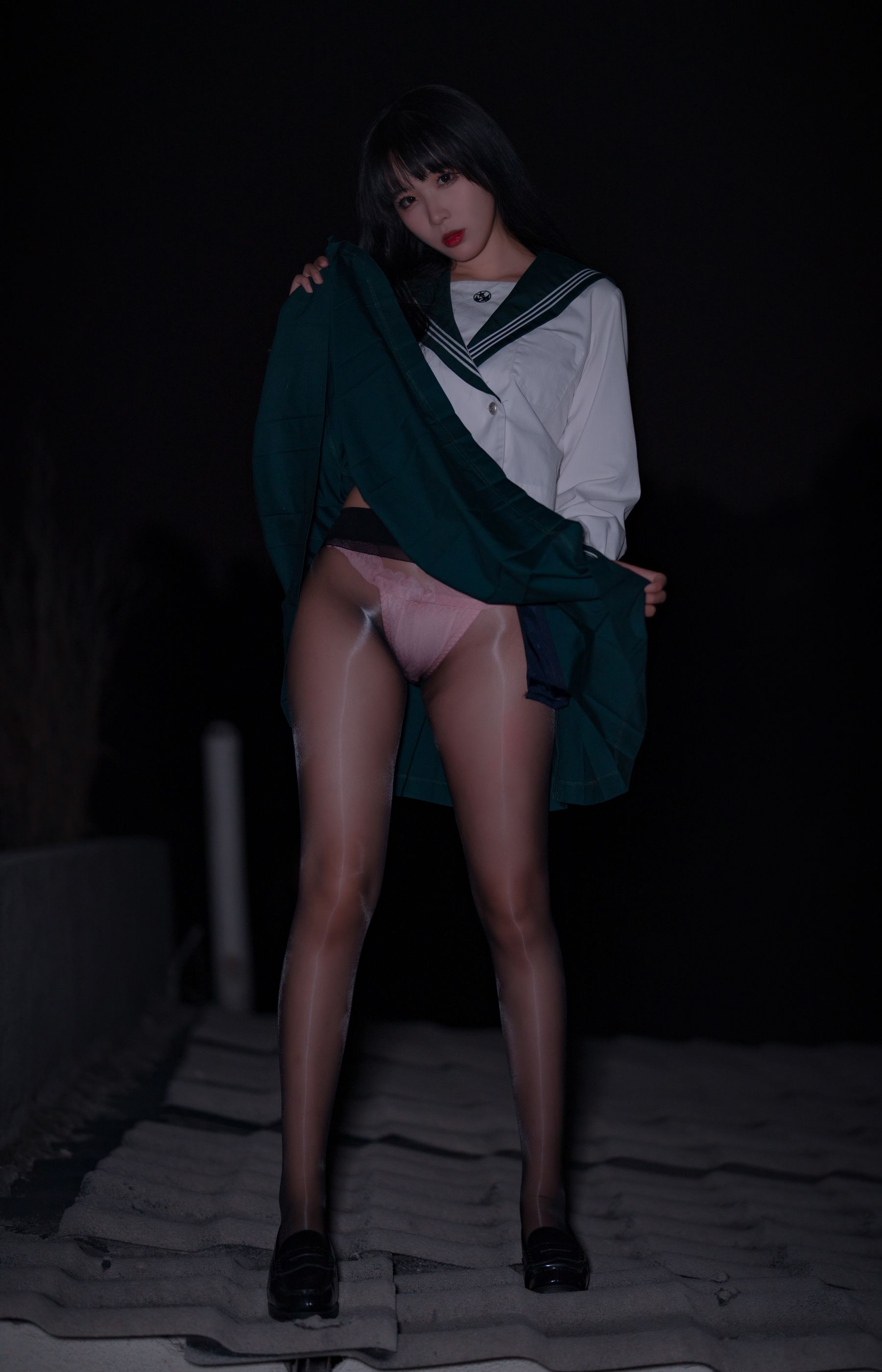 轩萧学姐 – 屋顶JK [11P]