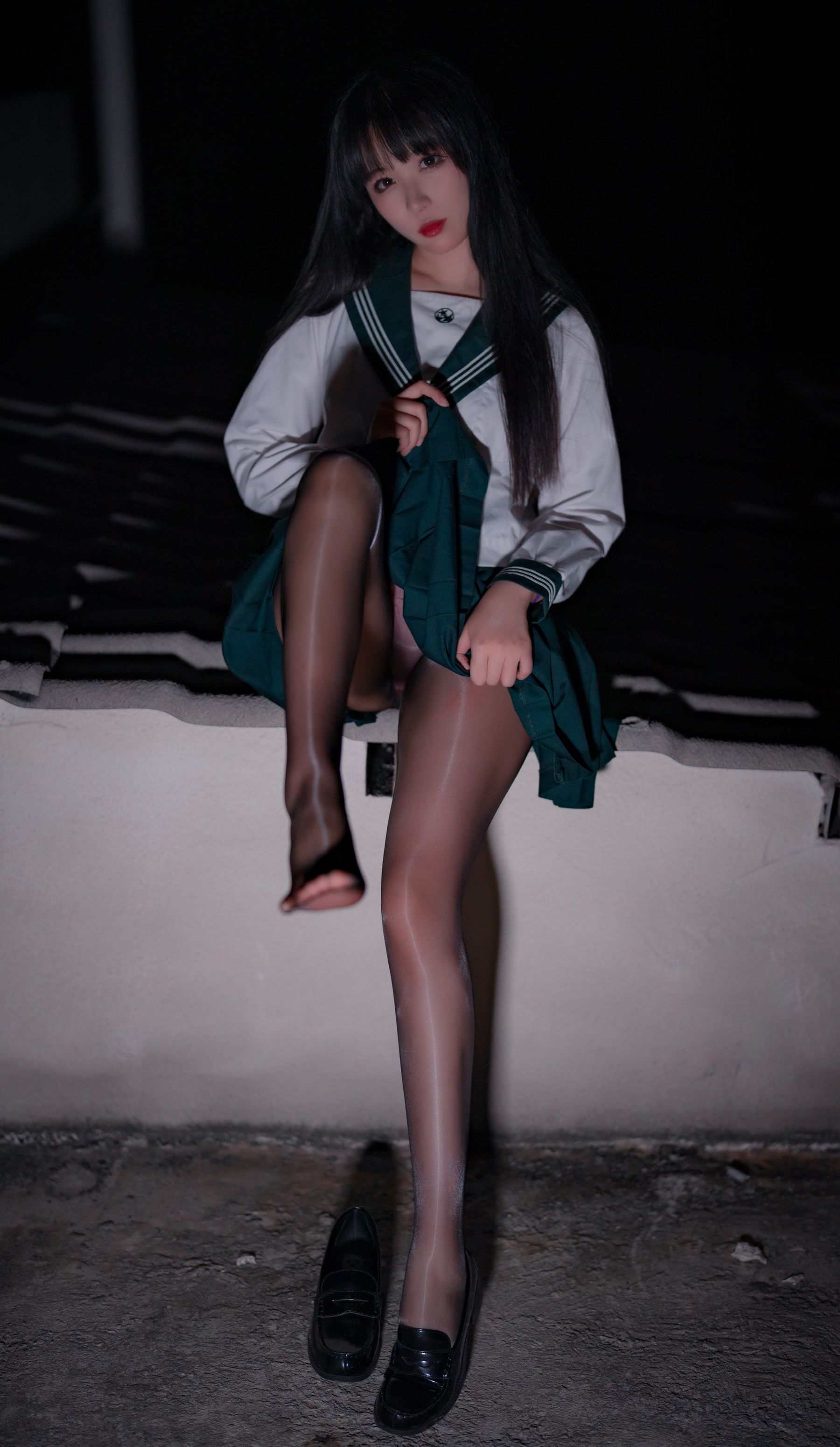 轩萧学姐 – 屋顶JK [11P]