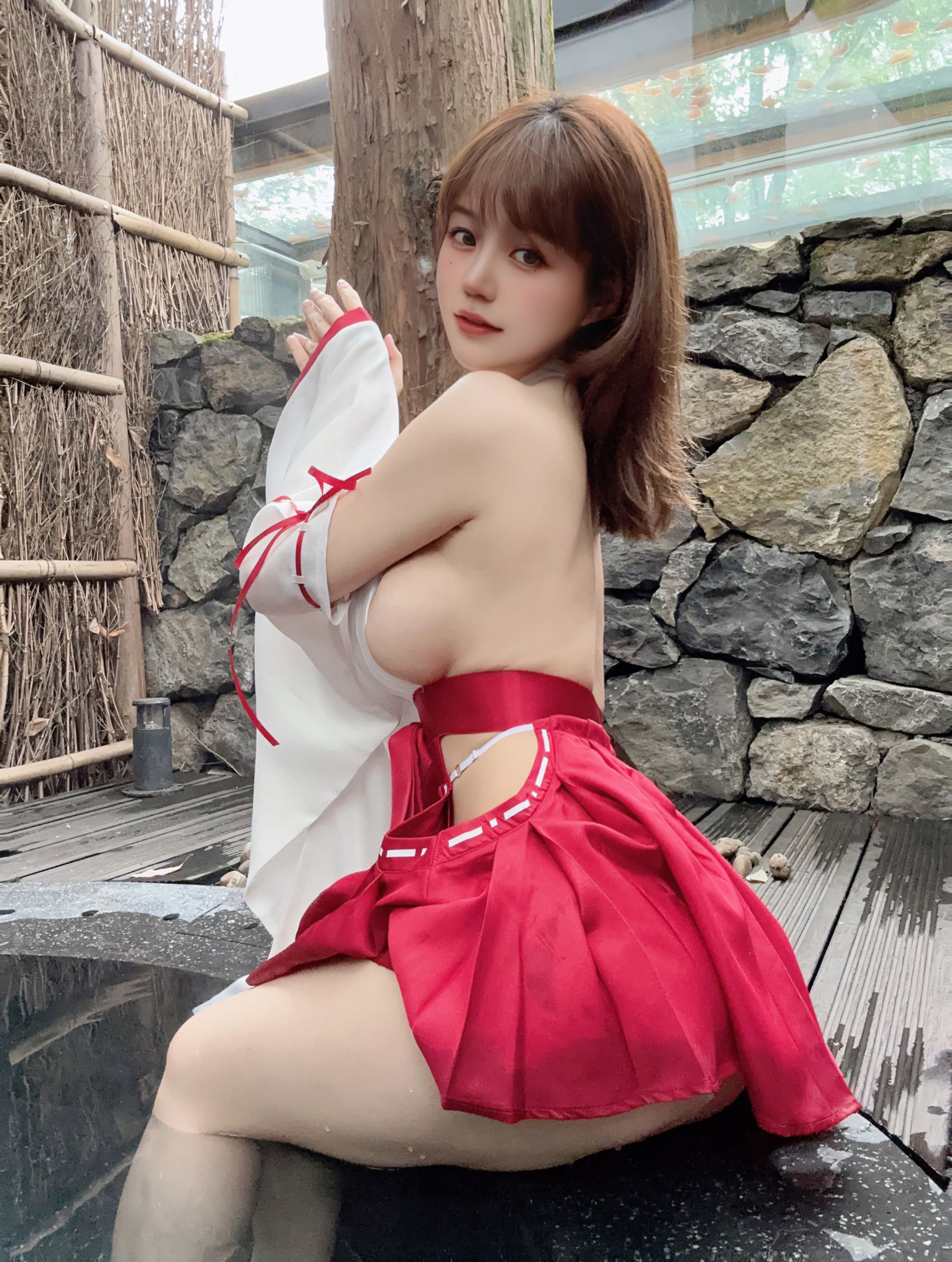 动漫博主小仓千代wfantia – 2023-04-06 巫女与汤池 [14P]