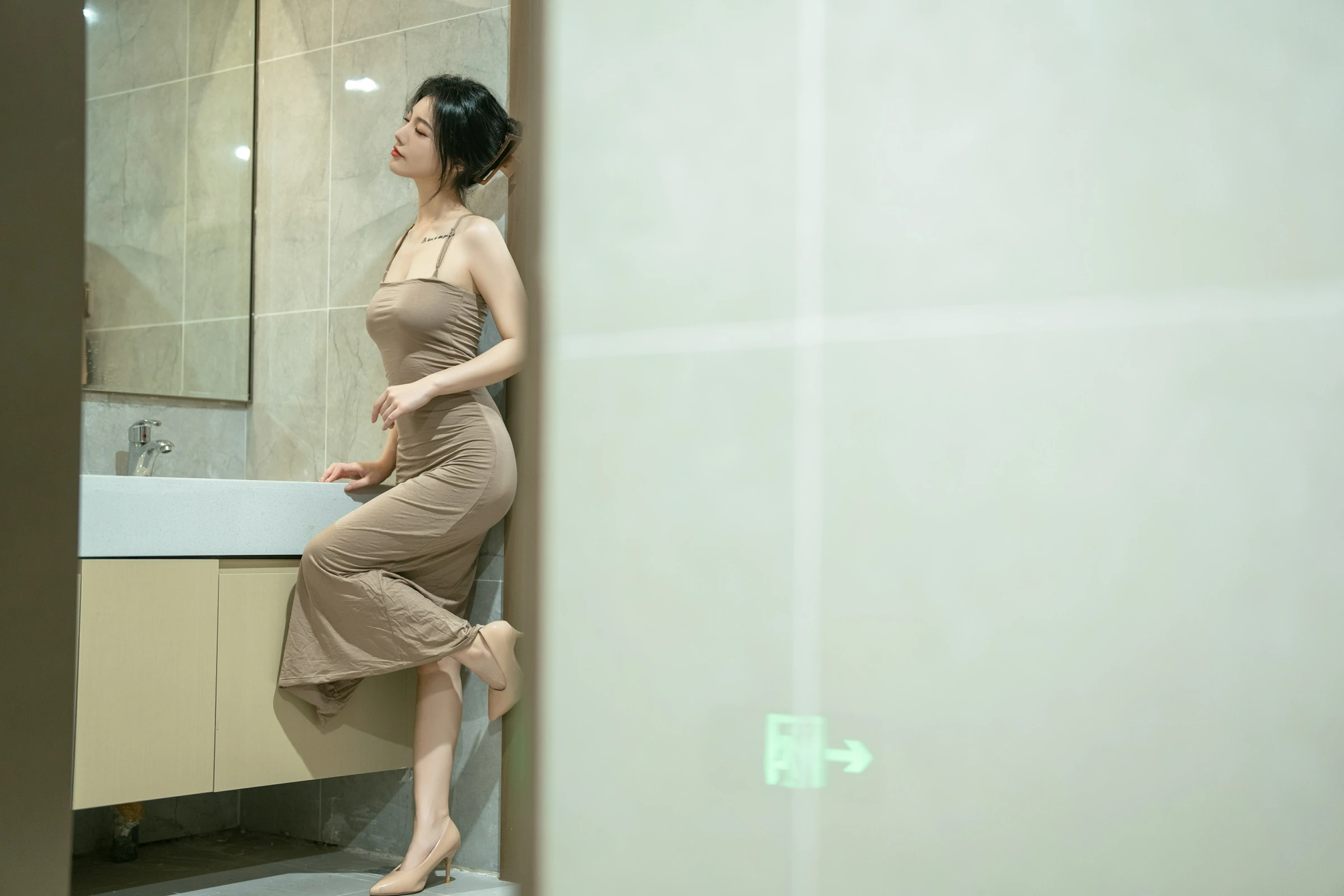 桃良阿宅 – 吊带裙 (公共厕所) [75P]