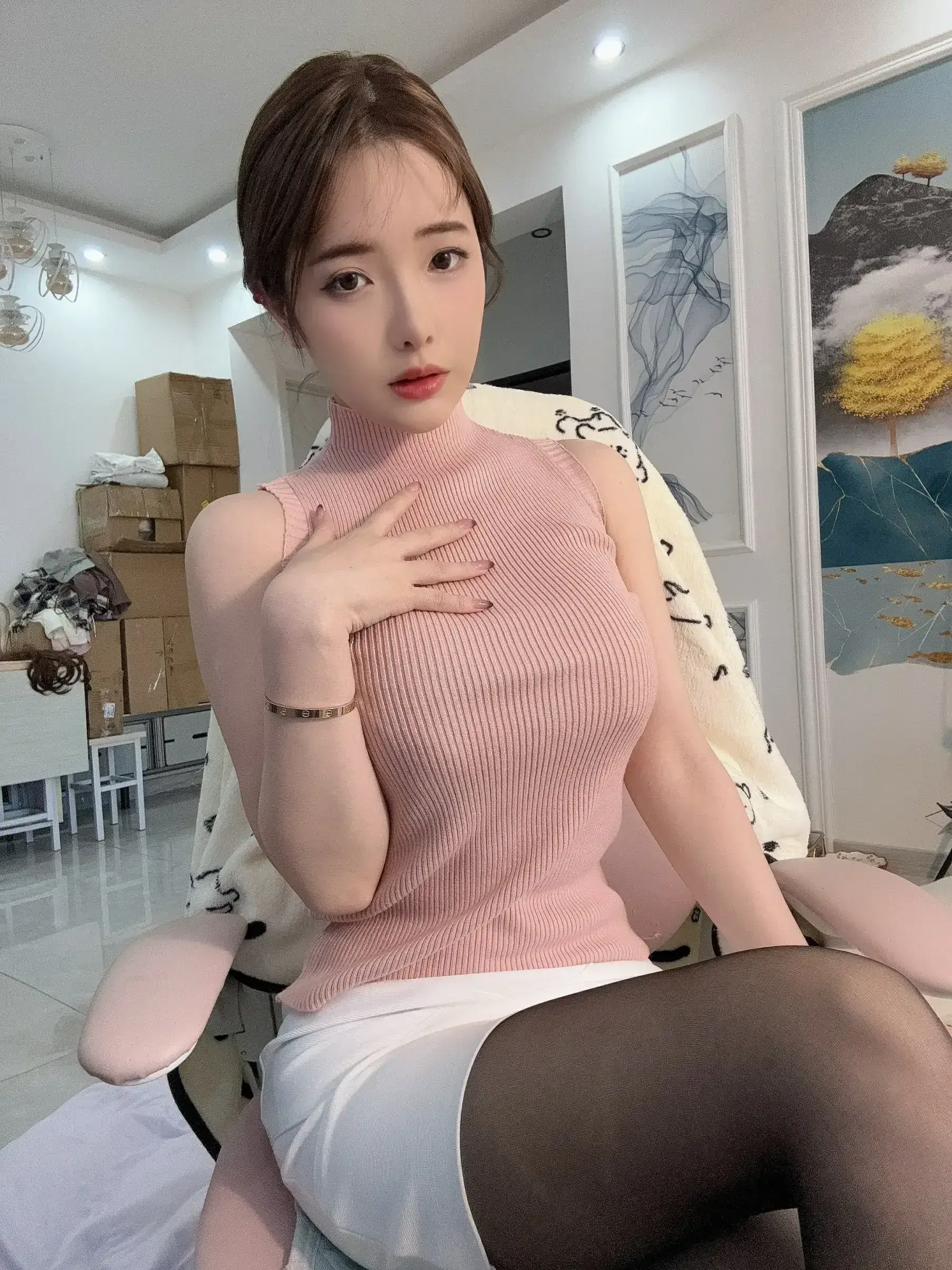 雯妹不讲道理 – 520女友本-黑丝背心包臀裙 [31P]