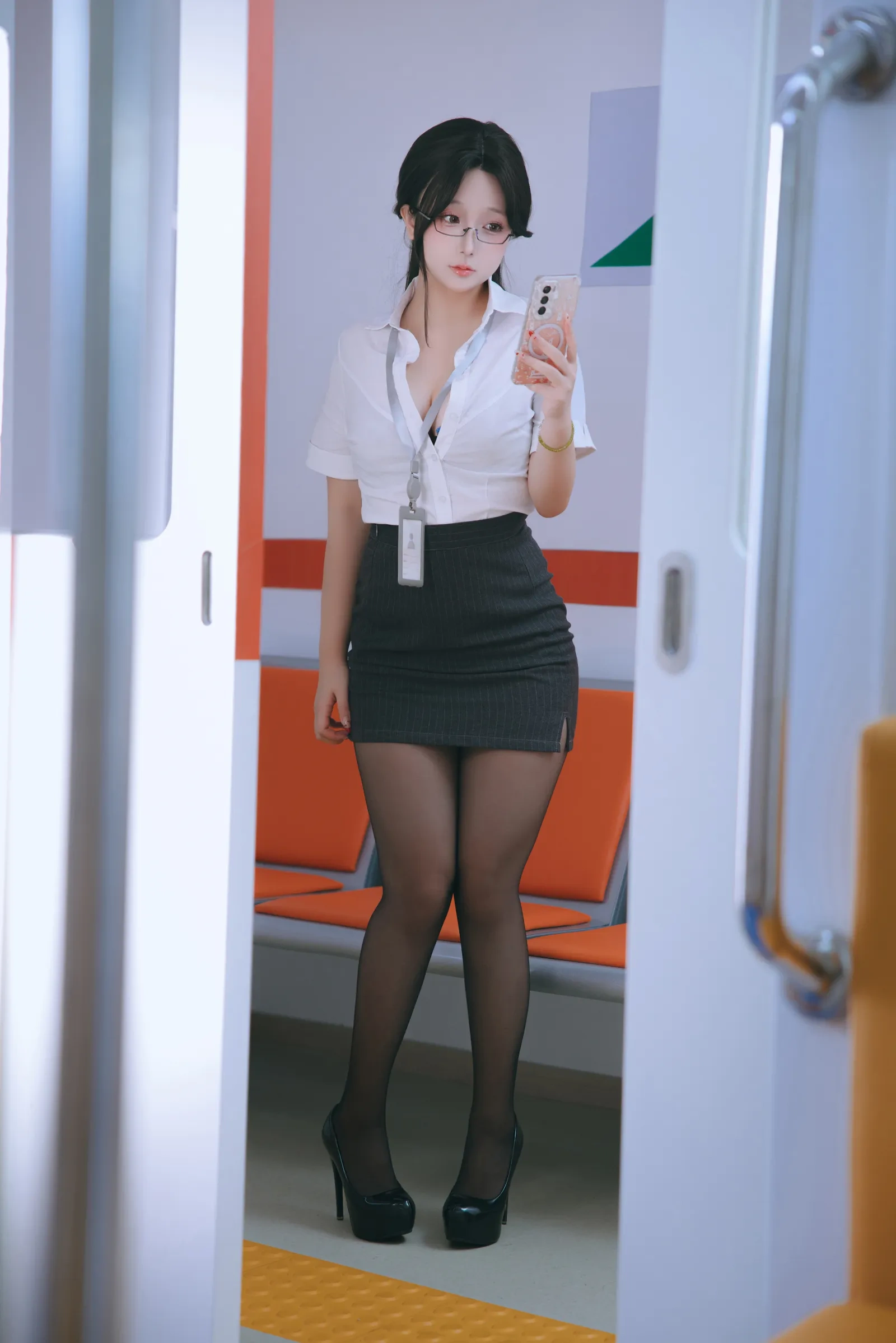 日奈娇 – 地铁OL [98P]