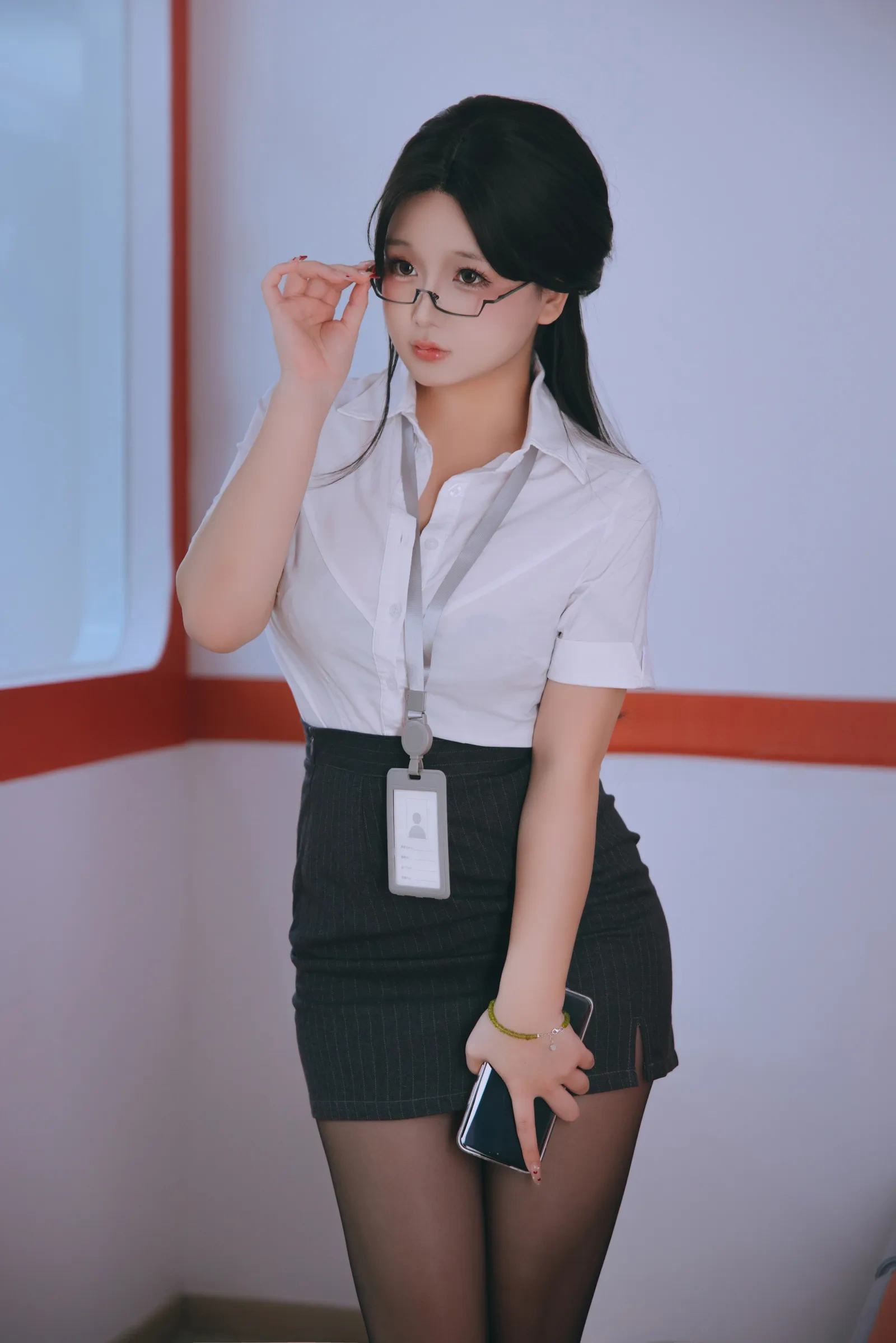 日奈娇 – 地铁OL [98P]