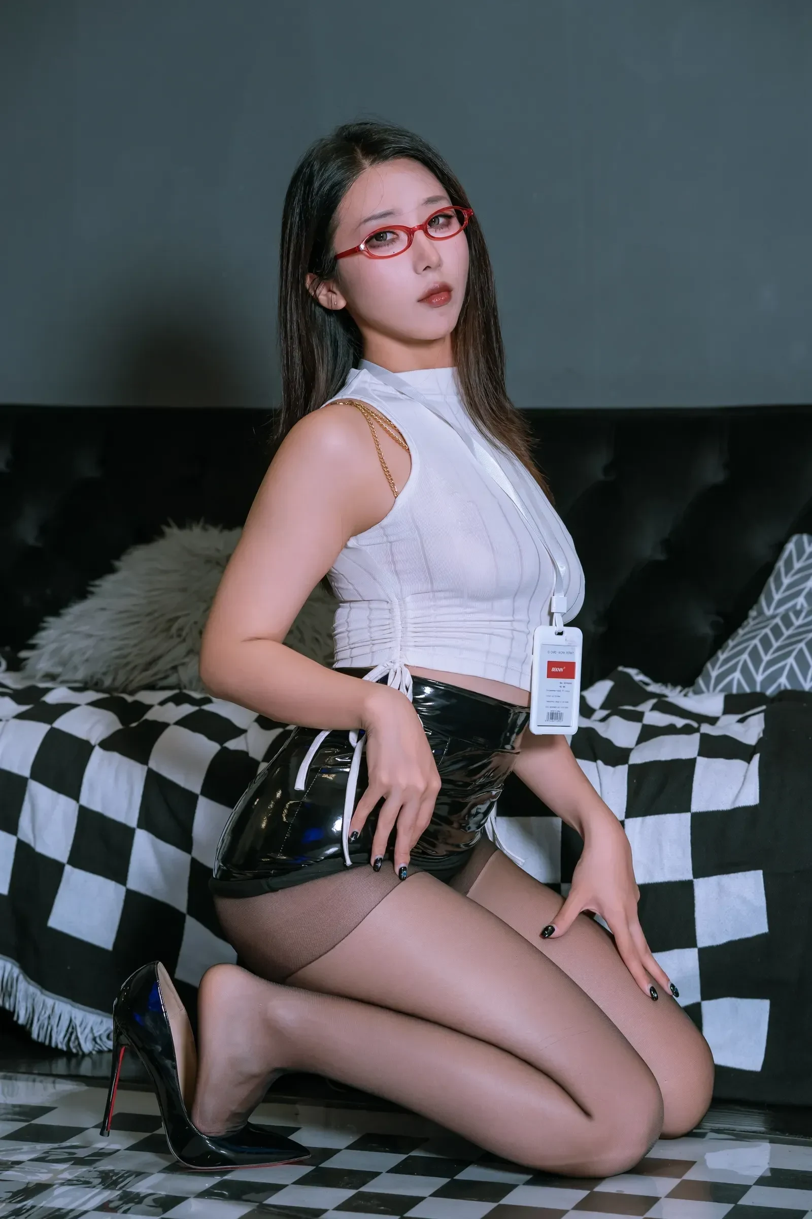 云溪溪 – 奶桃麻辣OL [120P]