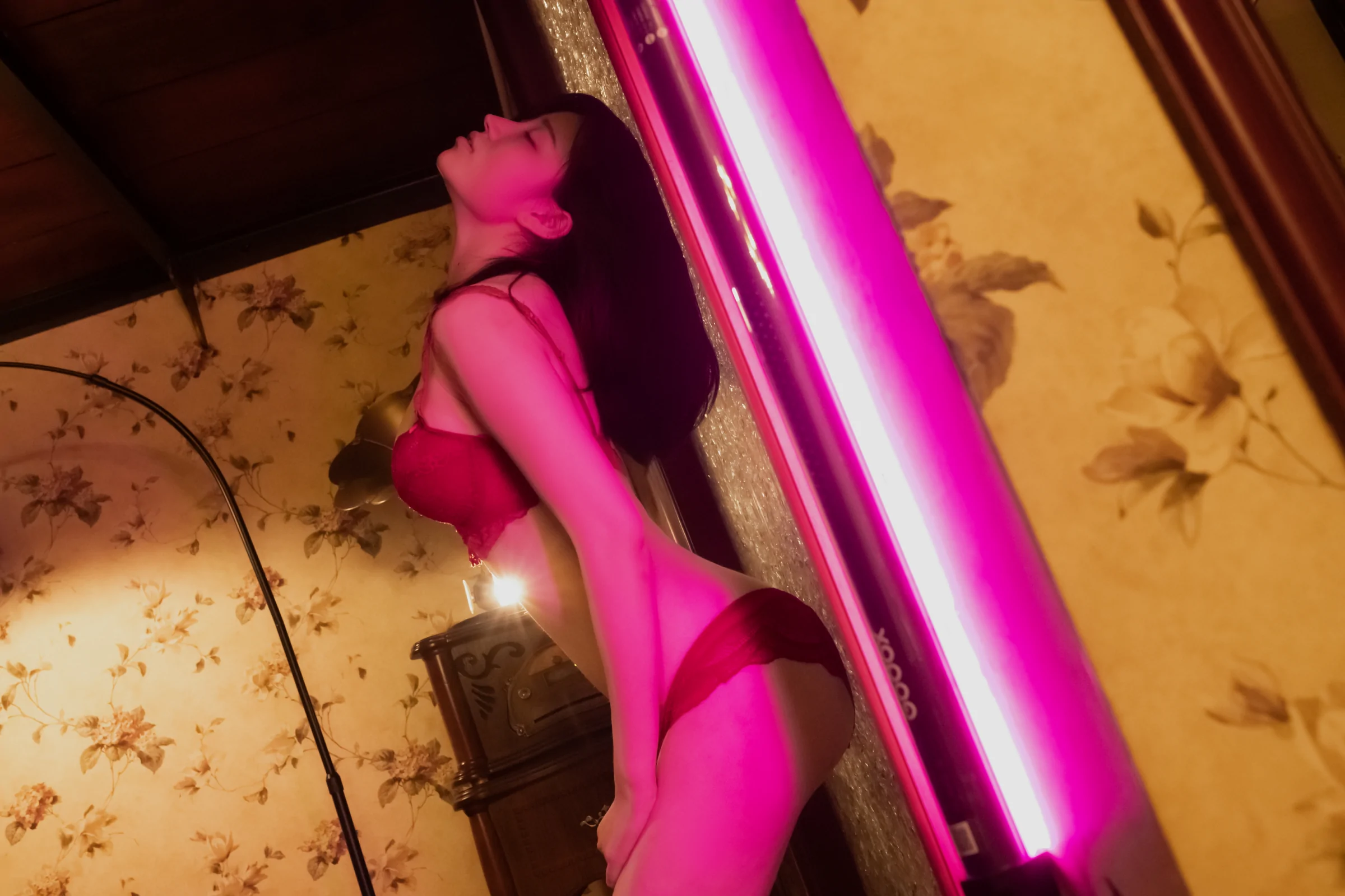 年年Nnian &#8211; 红色内衣 [44P]