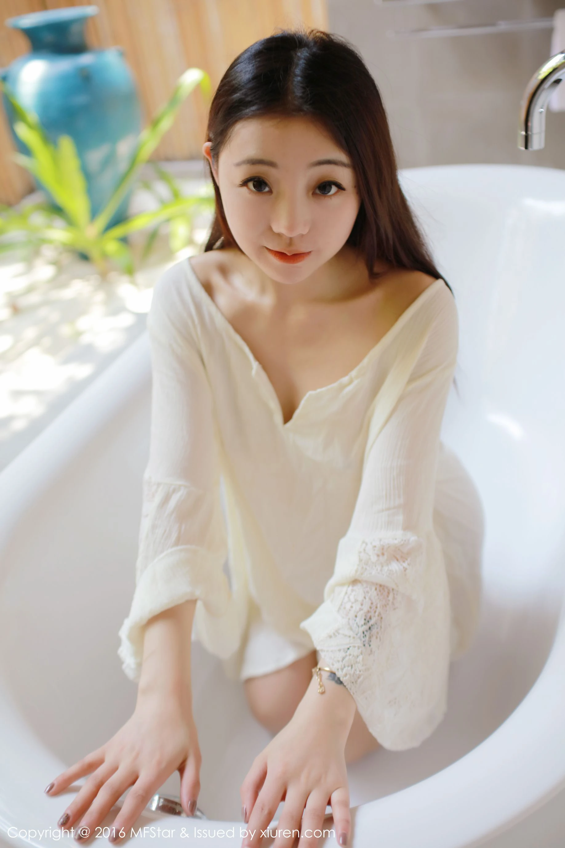 佘贝拉bella《湿身诱惑与激凸福利》 模范学院 Vol.072