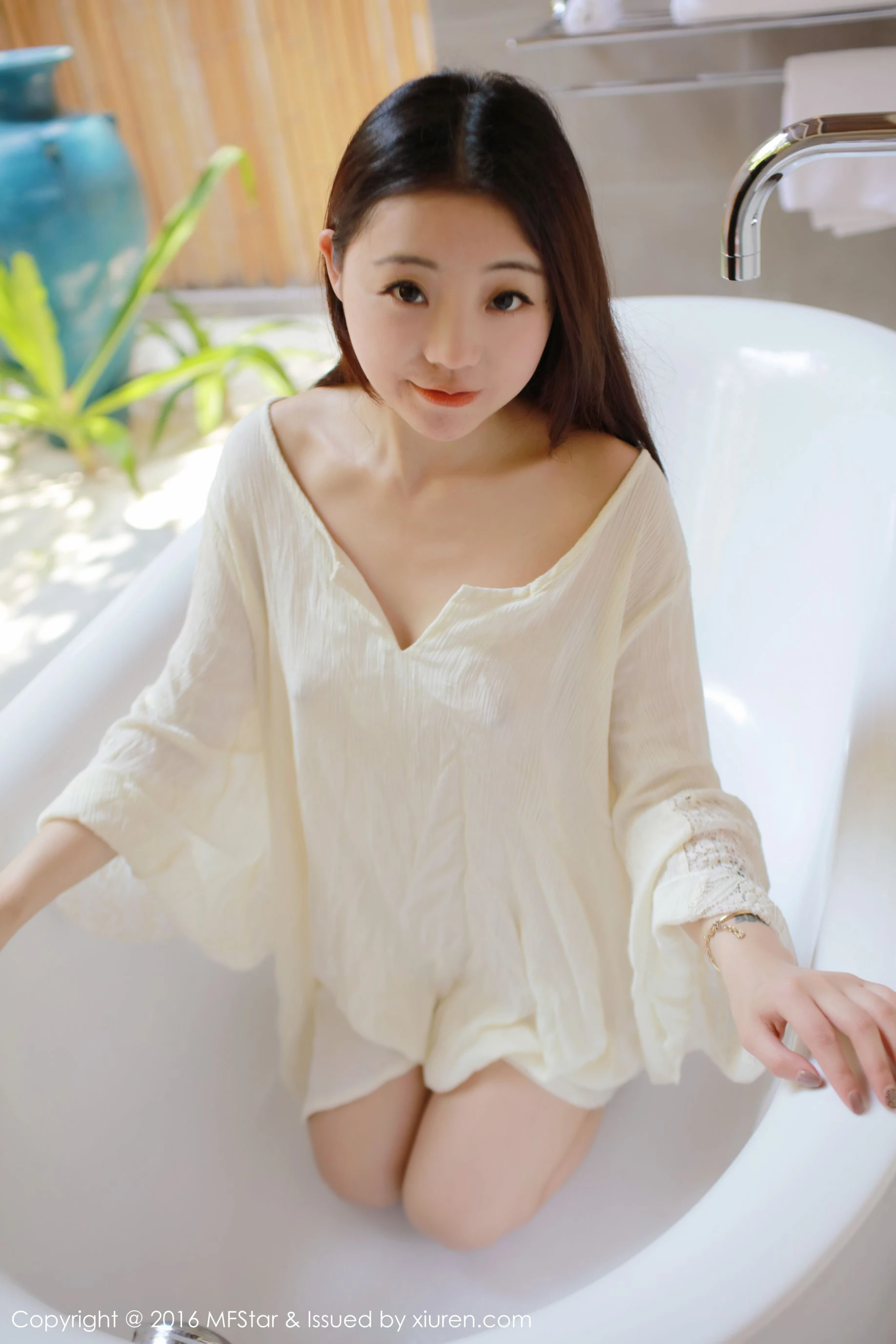 佘贝拉bella《湿身诱惑与激凸福利》 模范学院 Vol.072