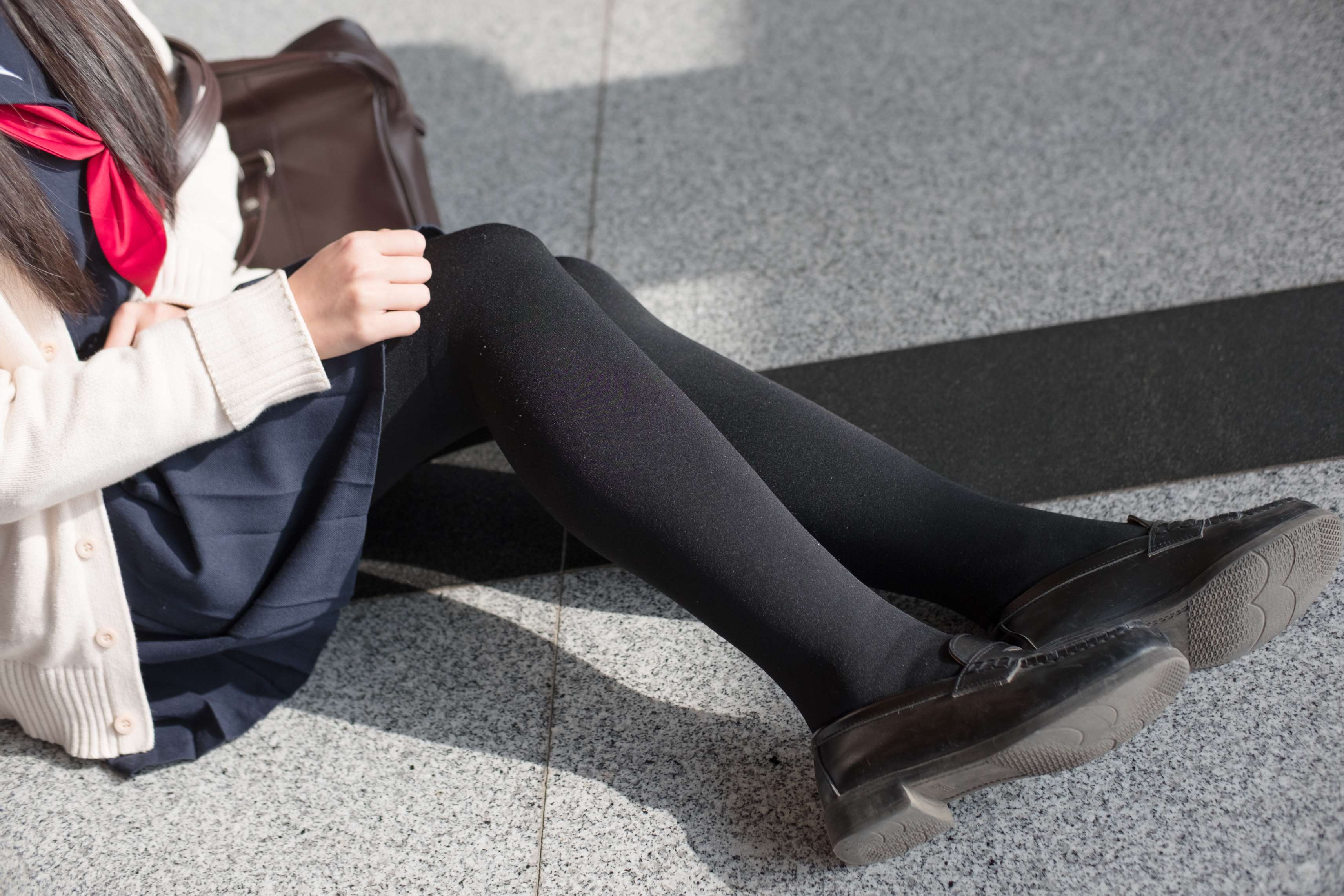 FREE-007 白丝+黑丝短裙制服装室外[83P-563MB]