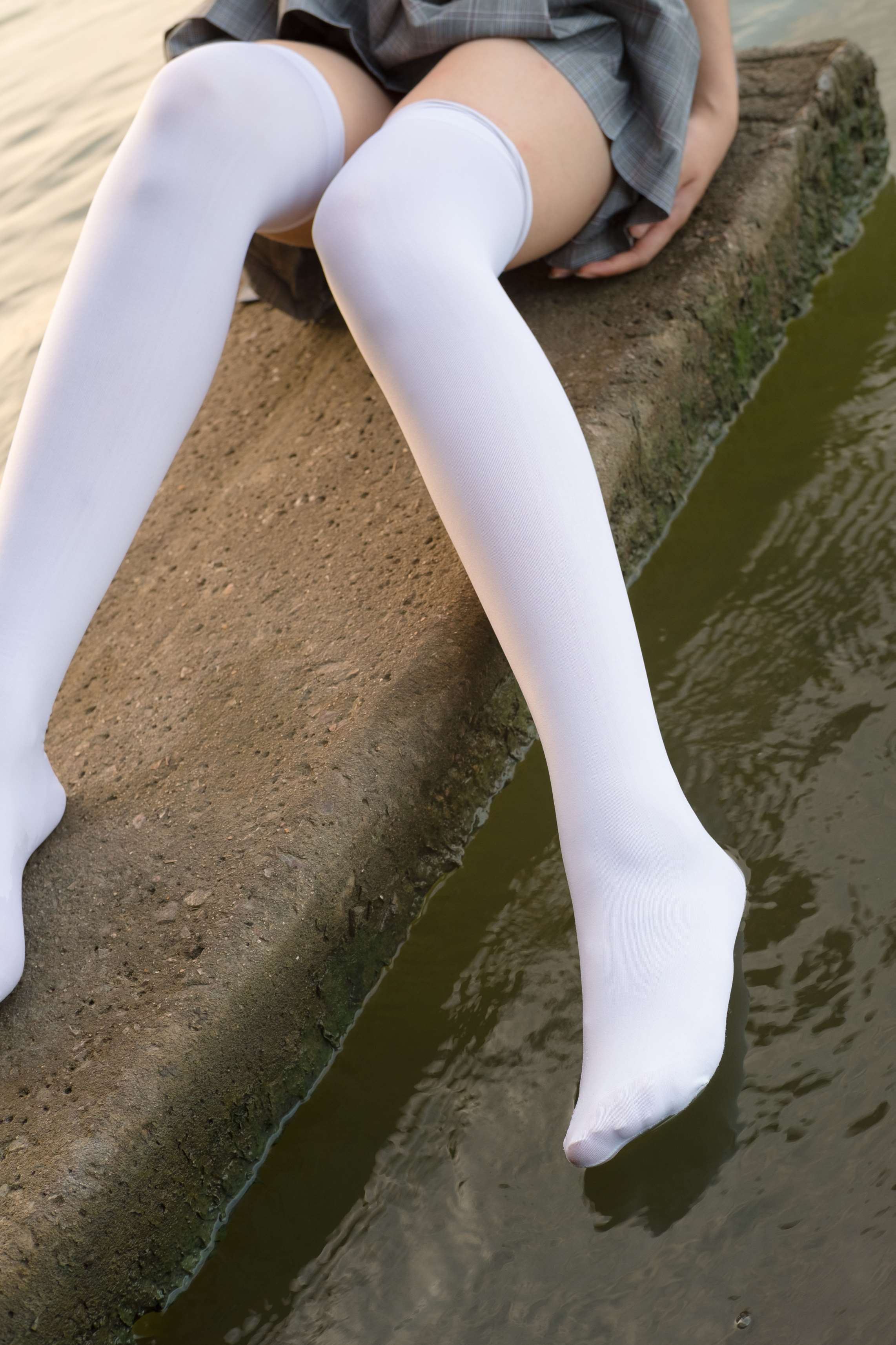 R15-032 湖边戏水白丝 [113P-918MB]