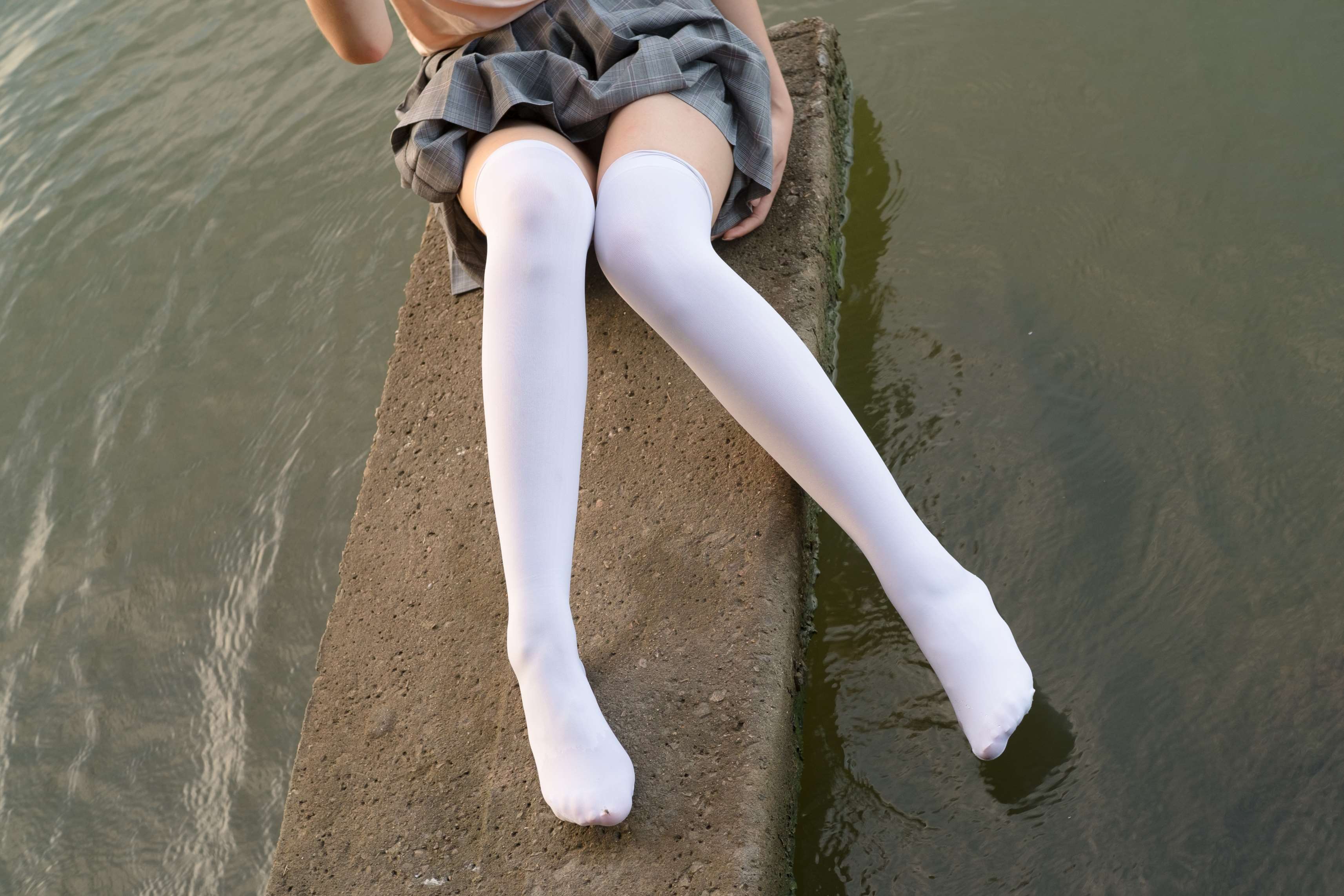 R15-032 湖边戏水白丝 [113P-918MB]