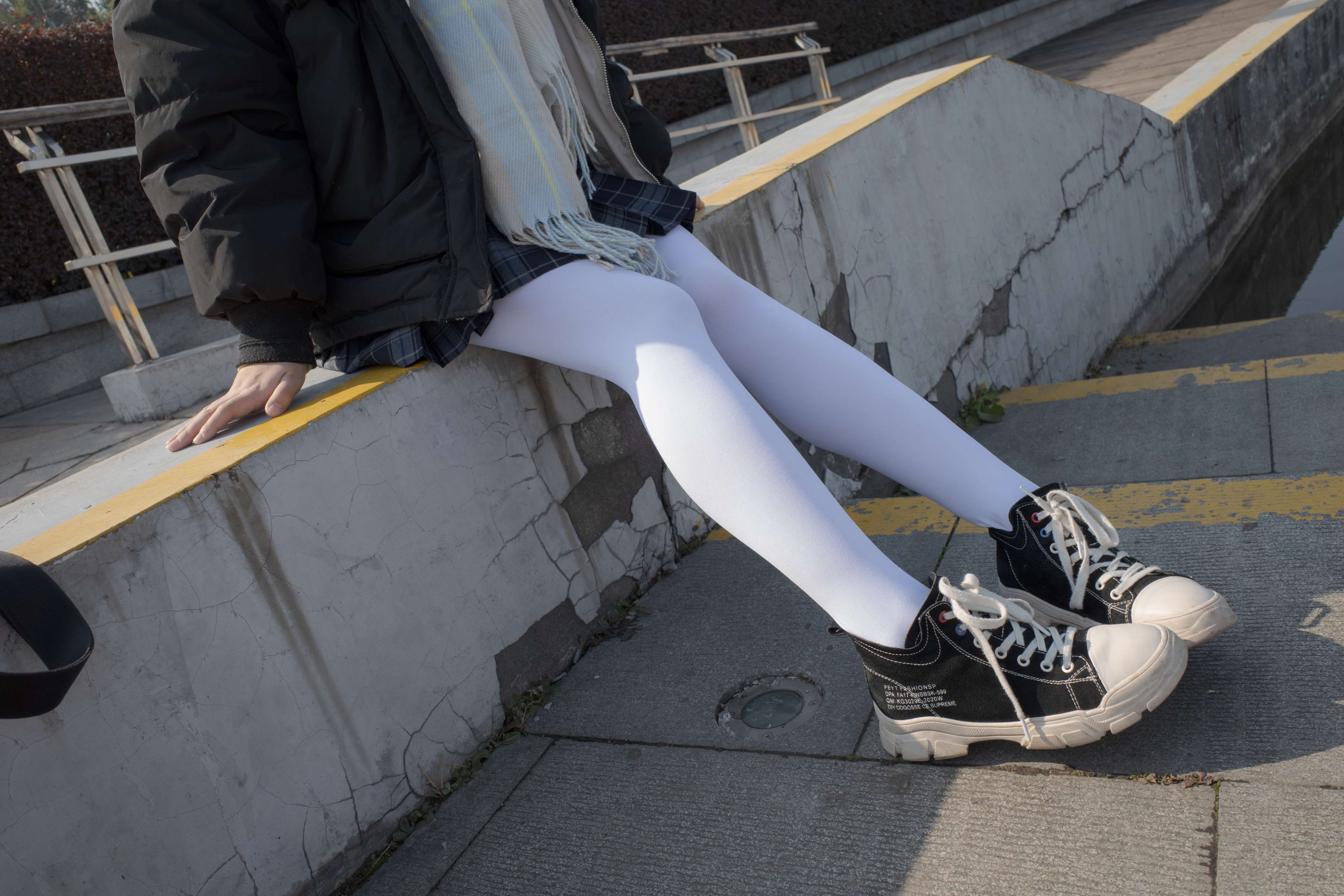 有料 NO.022 小茵 户外公园帆布鞋白丝 [84P／1.09G]