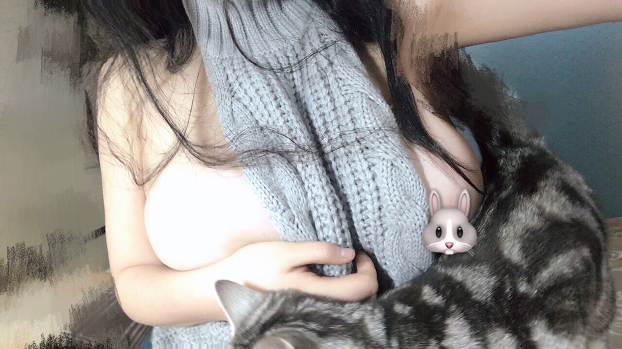 奶兔biubiu – 灰色毛衣 [67P]