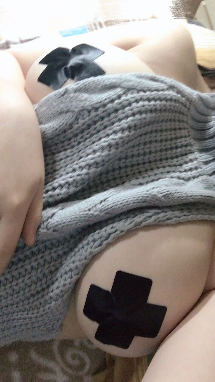 奶兔biubiu – 灰色毛衣 [67P]